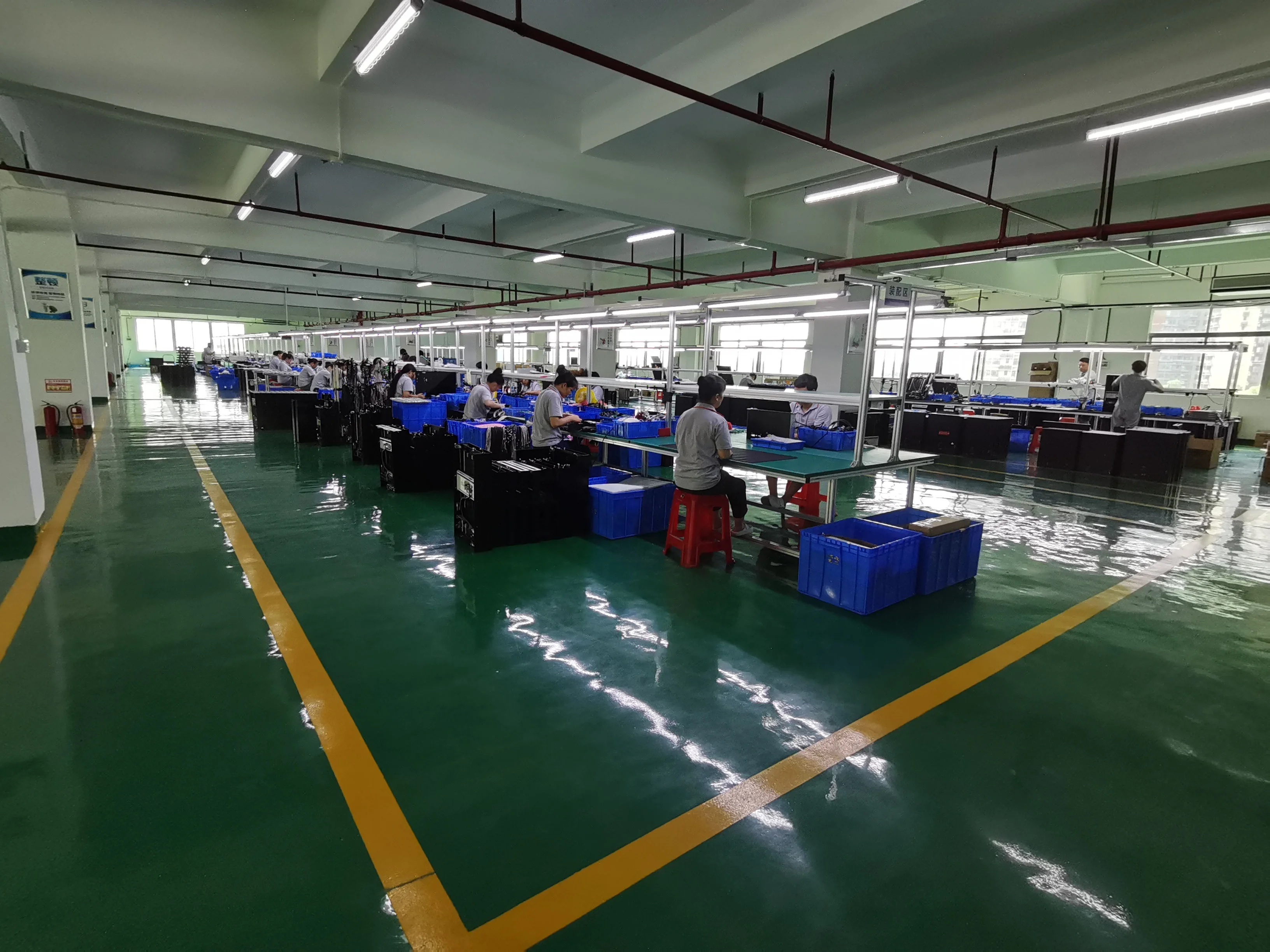 Раскладной монитор с двумя экранами для офисной комнаты