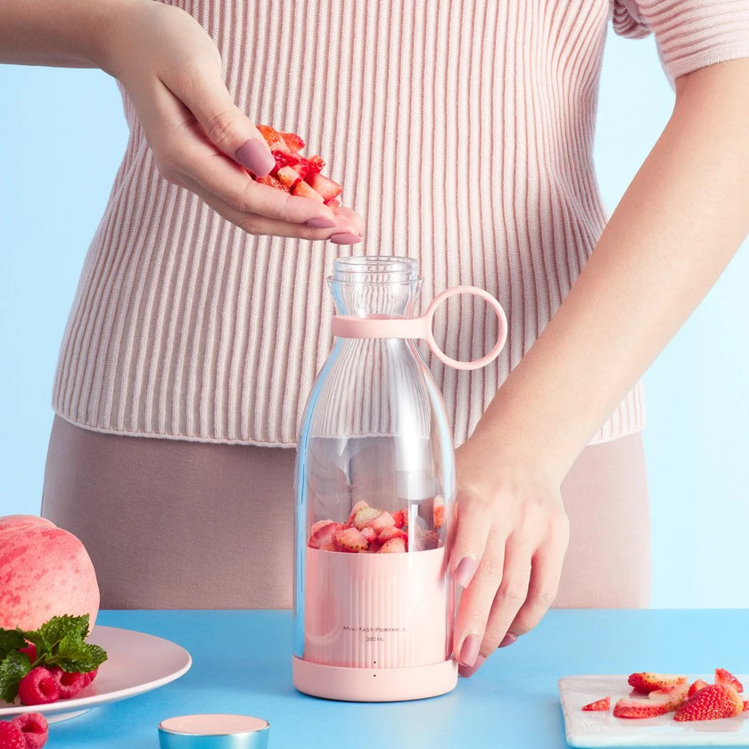Factory Price Wholesale   Shaker Portable Blender The Freshinging Juicers Mini Juicer  Powder  Charge On The Pc Portable Blender