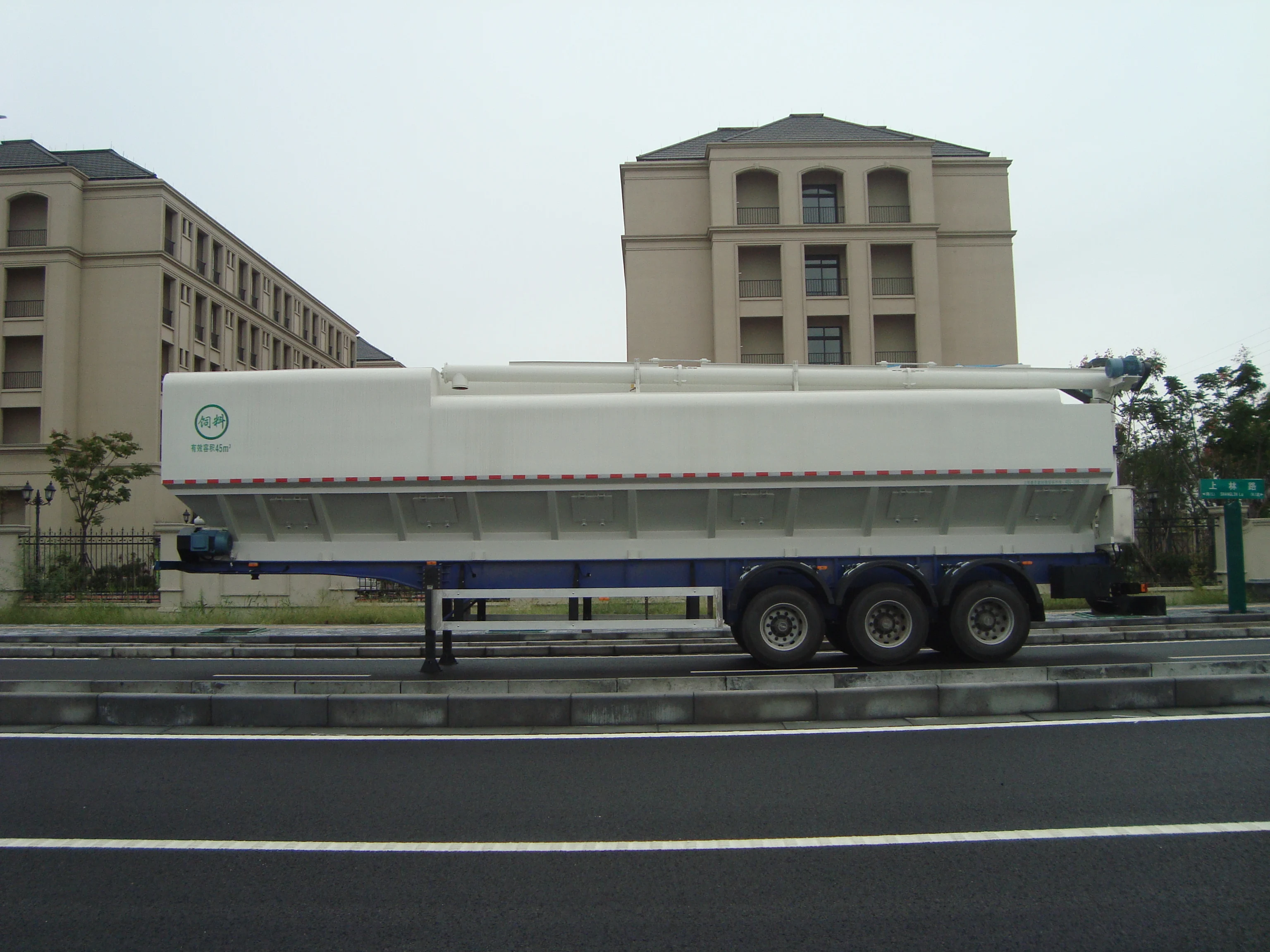 XBQ Brand Factory Design Bulk Grain Trailer Poultry Feed Transport Trailer For Farm