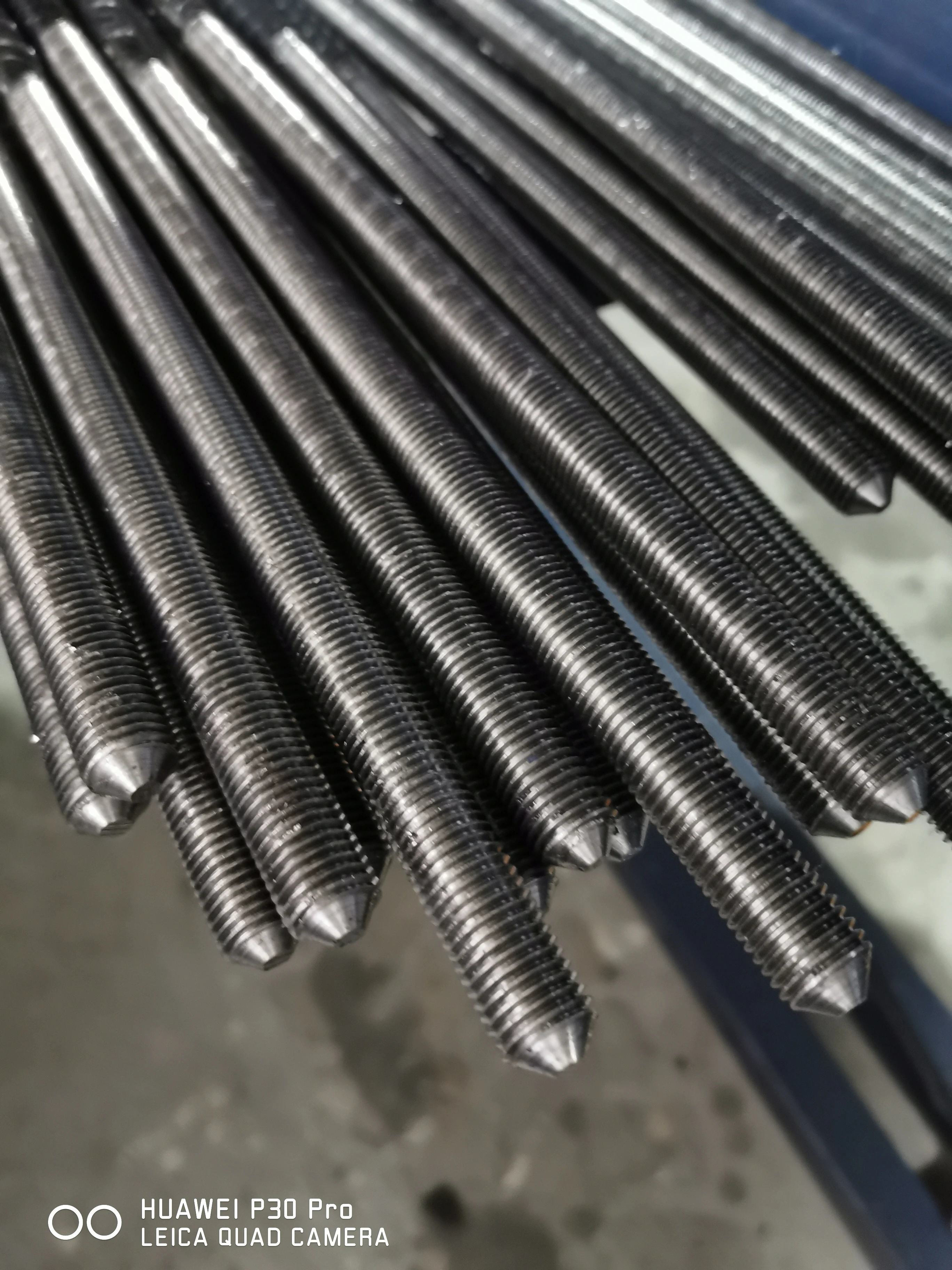 Болт горных пород