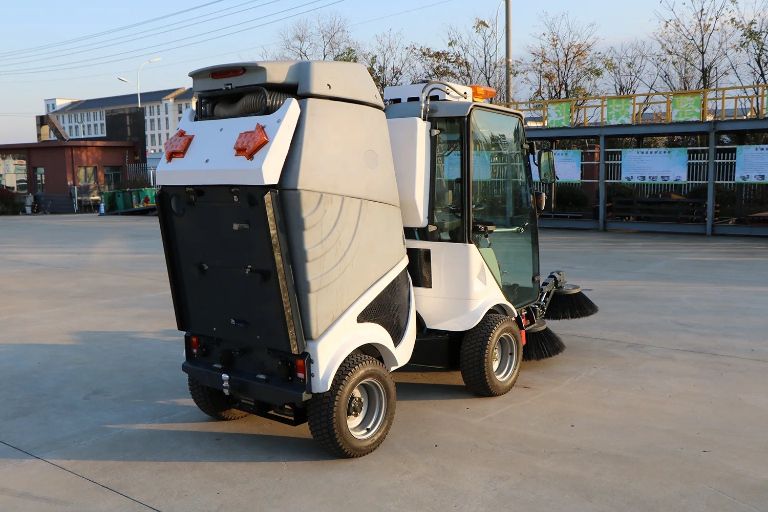 Pure Electric Road Sweeper Car Outdoor Street Cleaning 4 Wheel Street Sweeping Machine