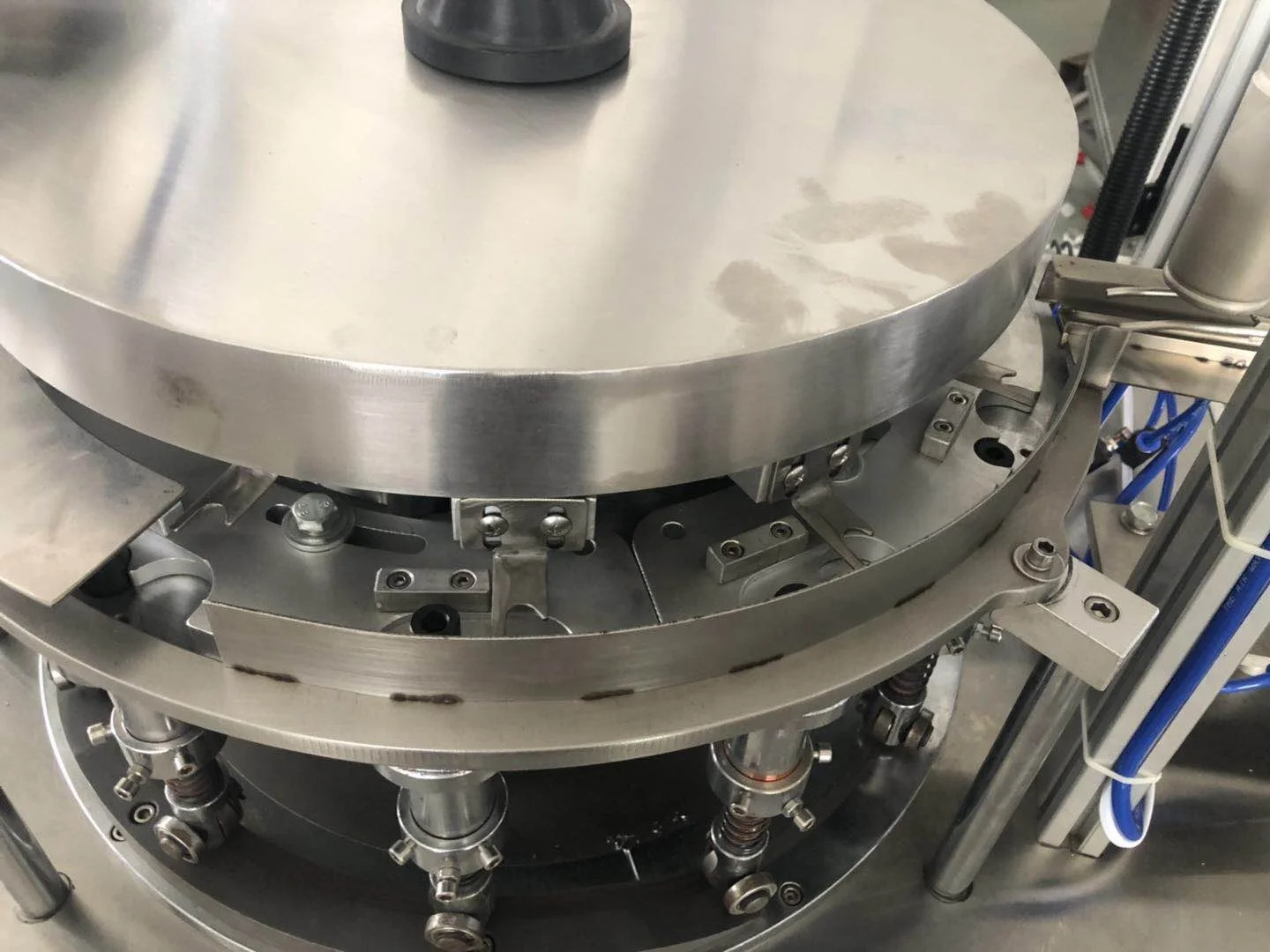 
flip top cap closure lid tapa closing folding assembly machine 