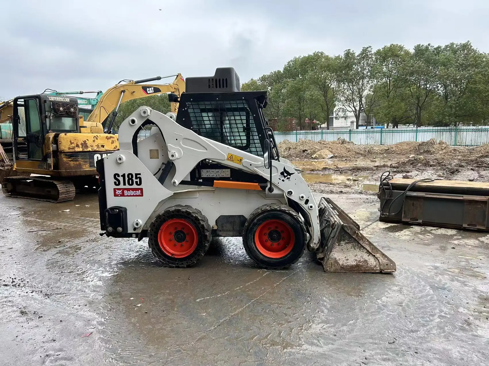 Б/у Bobcat погрузчик с бортовым поворотом S18