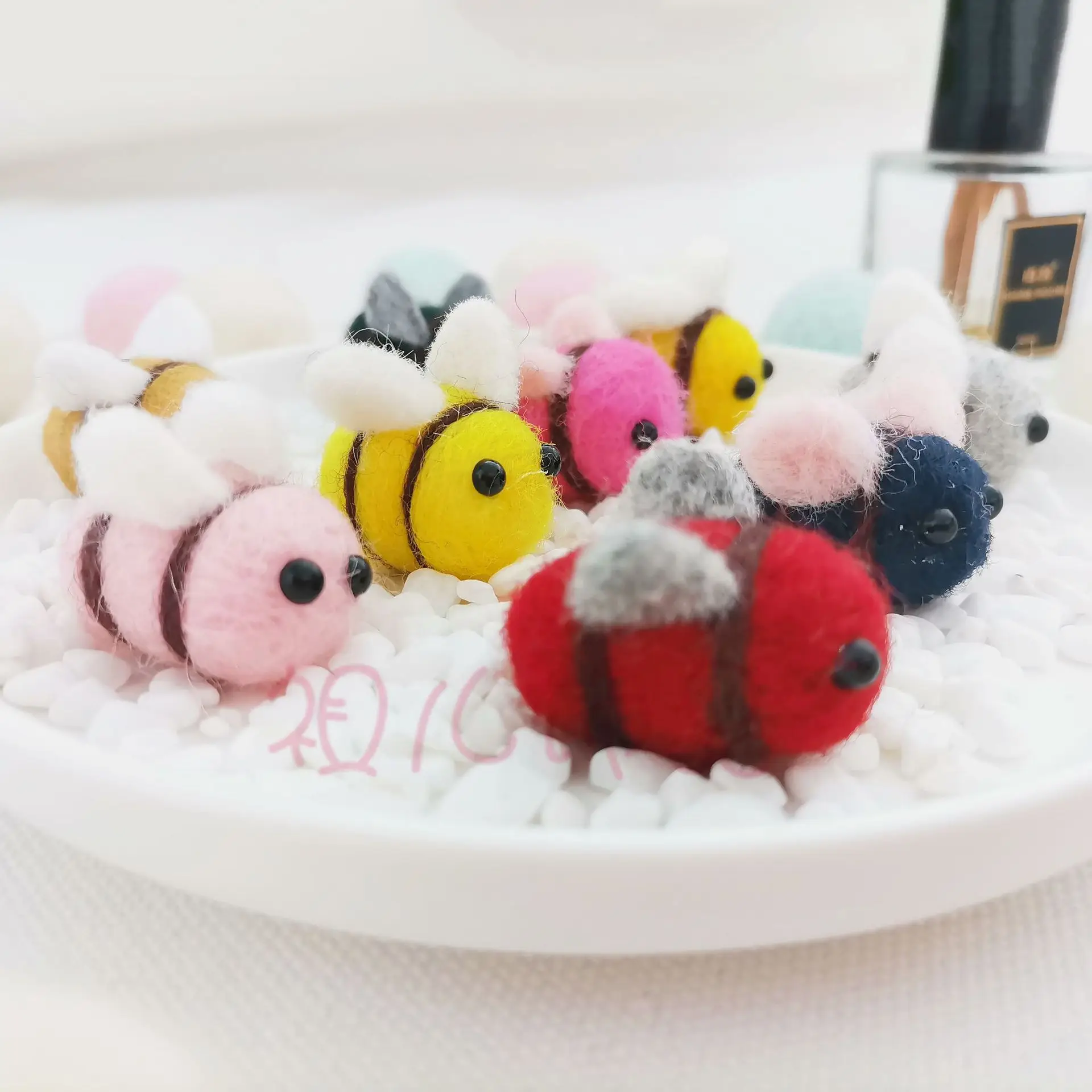 Christmas Decor Yellow Wool Felt Bee Ball Mini Cute Bumble Bee 30 Pcs Yellow Wool Felt Bee for Home Stage Birthday Parties