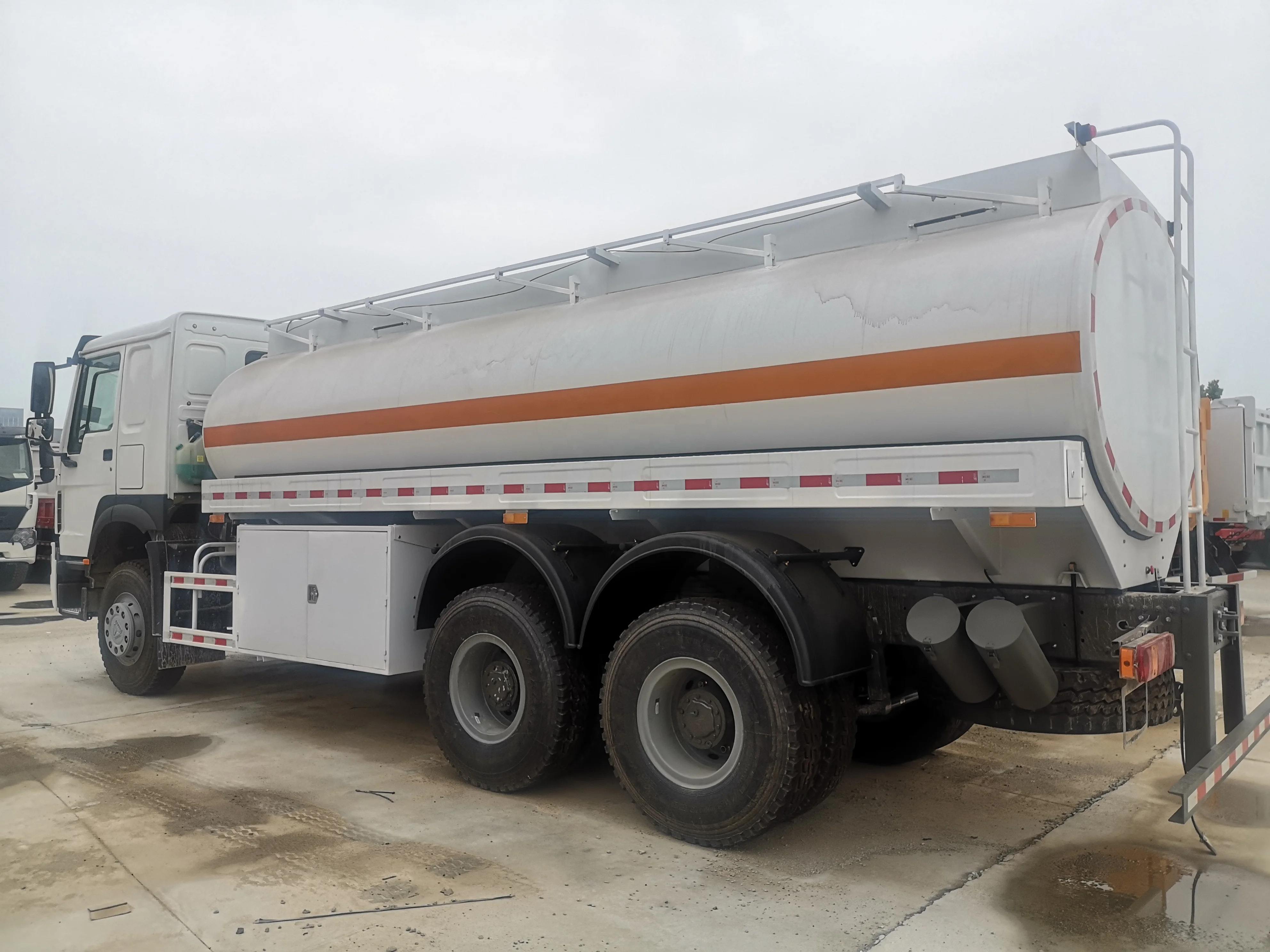 sinotruck howo 6*4 10 wheels 20000 liters fuel tank truck for sale
