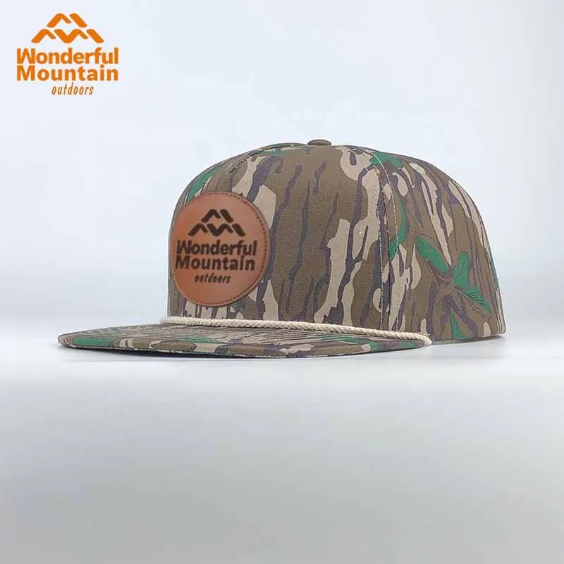 Бейсболка из хлопка и кожи 5 панельных лоскутов без рисунка камуфляжная с кожаной нашивкой для