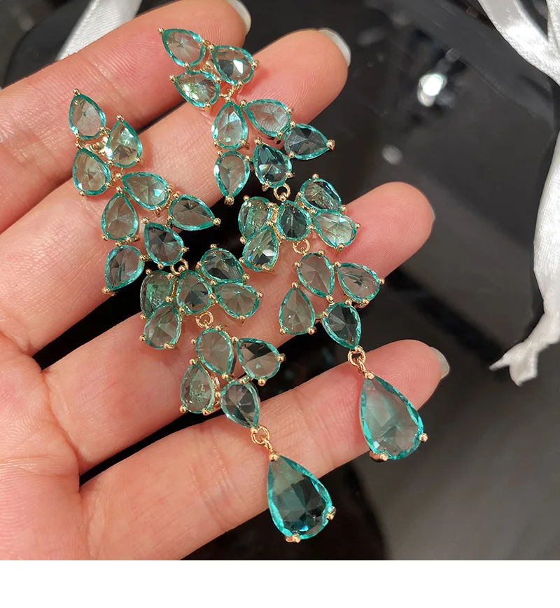 Женские серьги-гвоздики с кристаллами