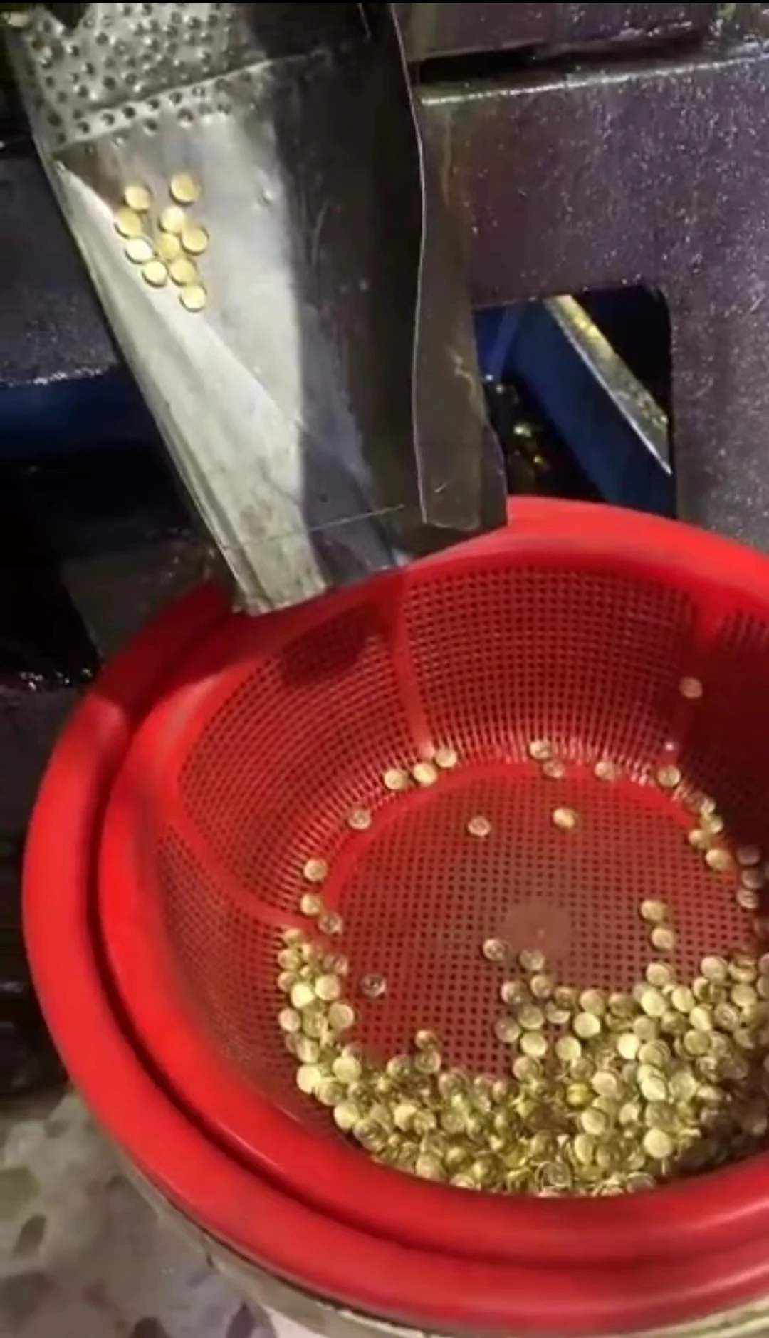 Automatic metal cowboy buckle I-buckle jeans button surface punching machine button making machine for Denim thick fabric