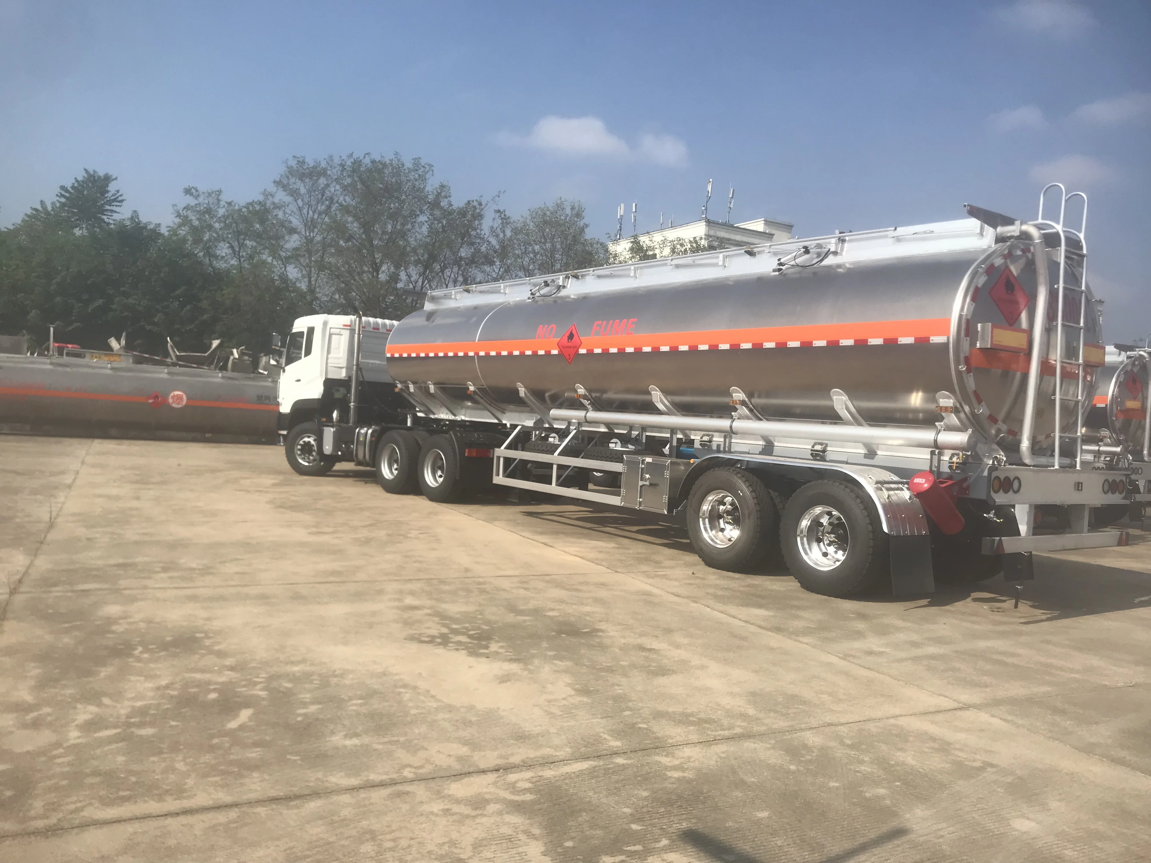 good price 28000L bulk oil tanker semitrailer China manufactured new 2 axles steel gasoline diesel  transportation semi trailer