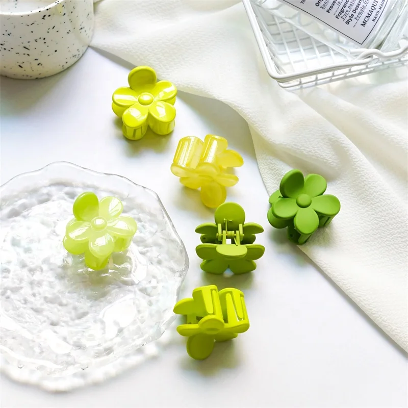 New summer mini girls hair claws matte plastic hair clip claw white small plumeria foam flower hair clips