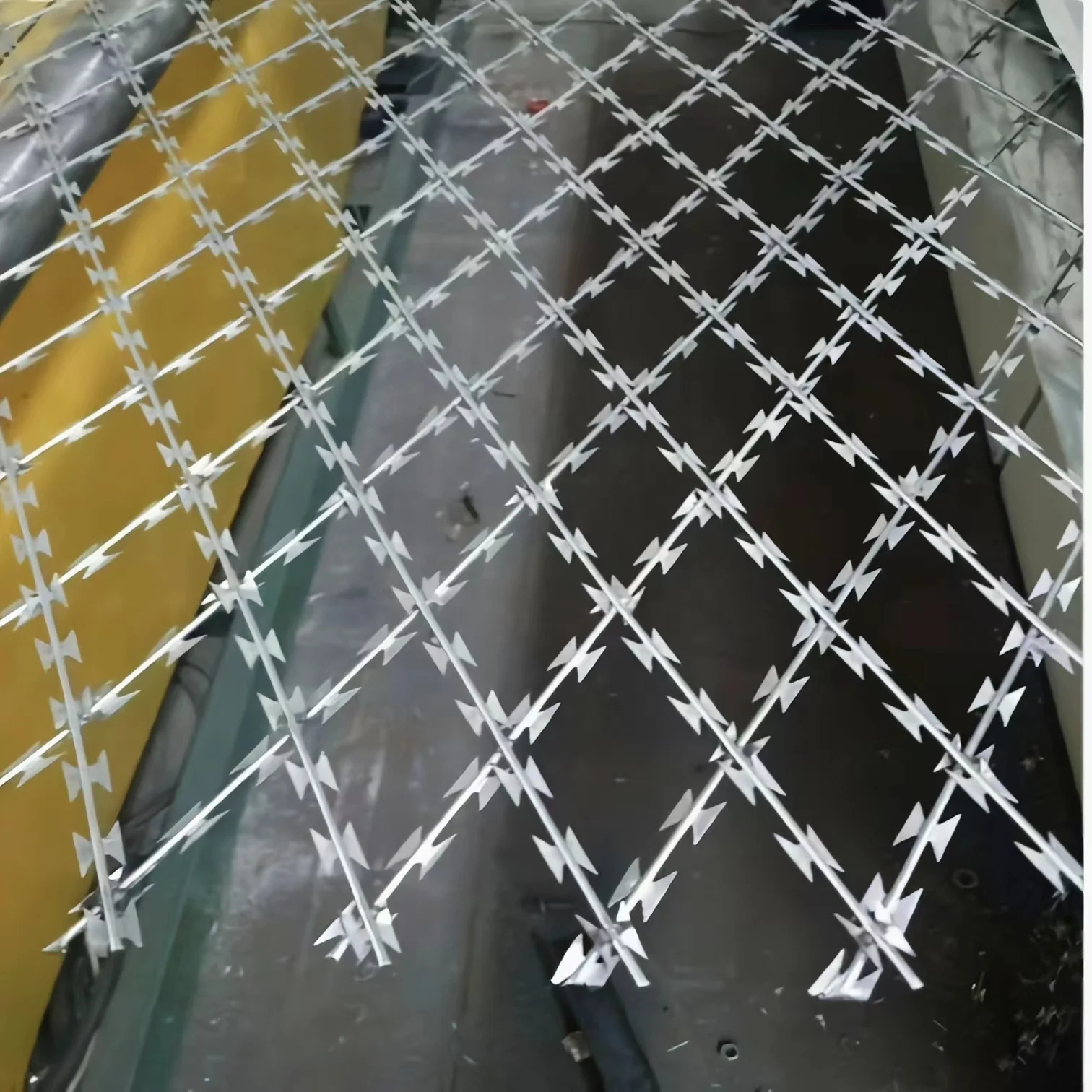 Колючая проволока, цена за рулон/оцинкованная колючая проволока для фермы, забора, колючая проволока, затяжка забора