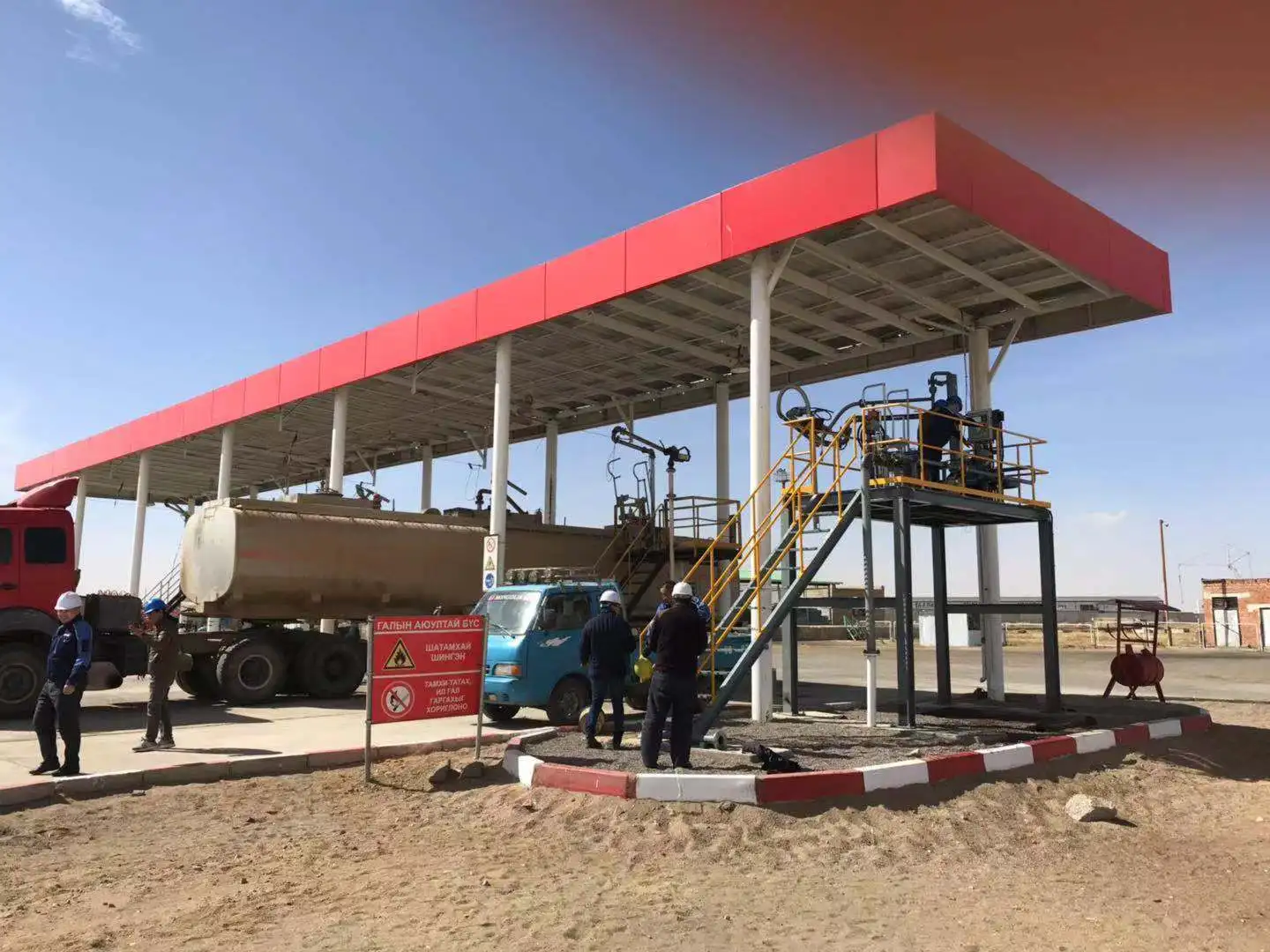 Experienced and highly-skilled  elevated insulated vessel skid mounted with pipeline loading arm folding stair