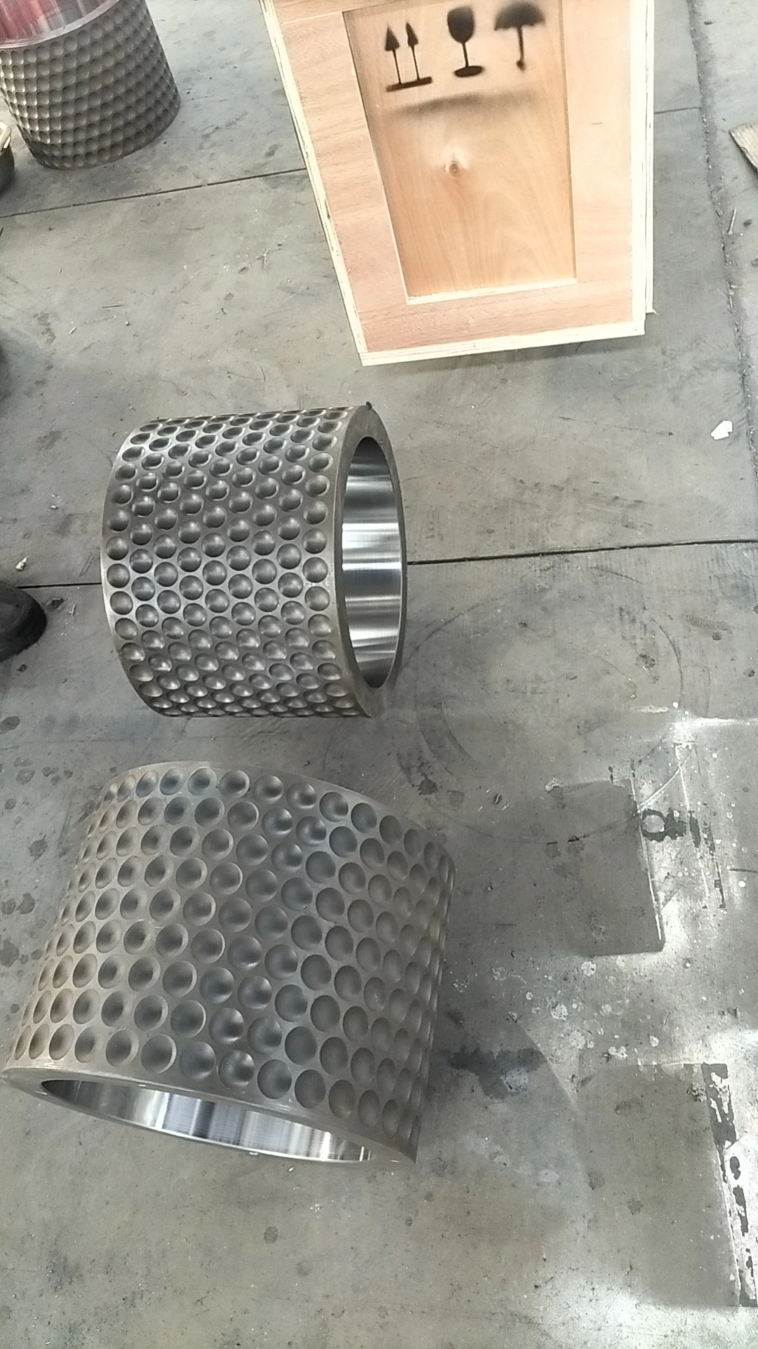 Chinese Manufacturers High Quality Good Wear Resistance Alloy Steel Crusher Dimpled Roller Shell