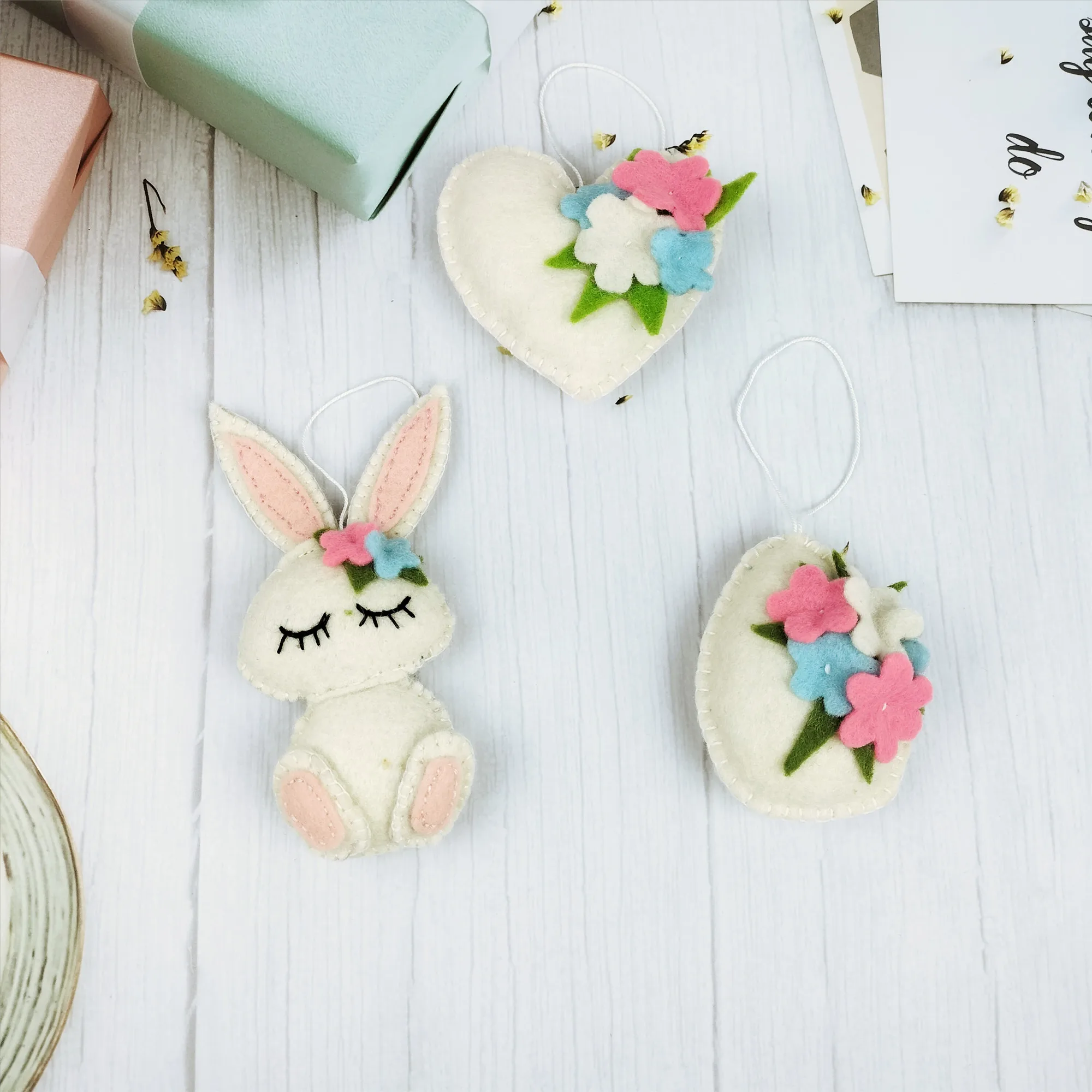 New Design Handmade White Felt Rabbit Heart and Egg Easter Decoration Felt Crafts Seasonal Ornaments Party Decorations Supplies