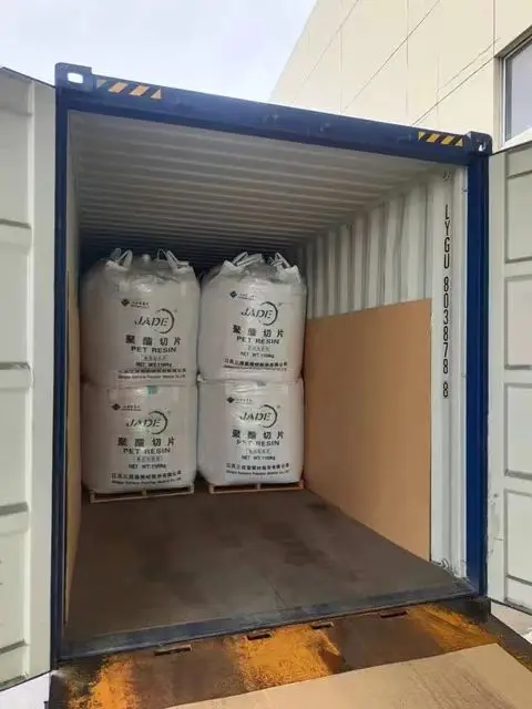 Чистые нефритовые бутылки sanfang из ПЭТ смолы гранулы cz 302L полиэфирные чипы