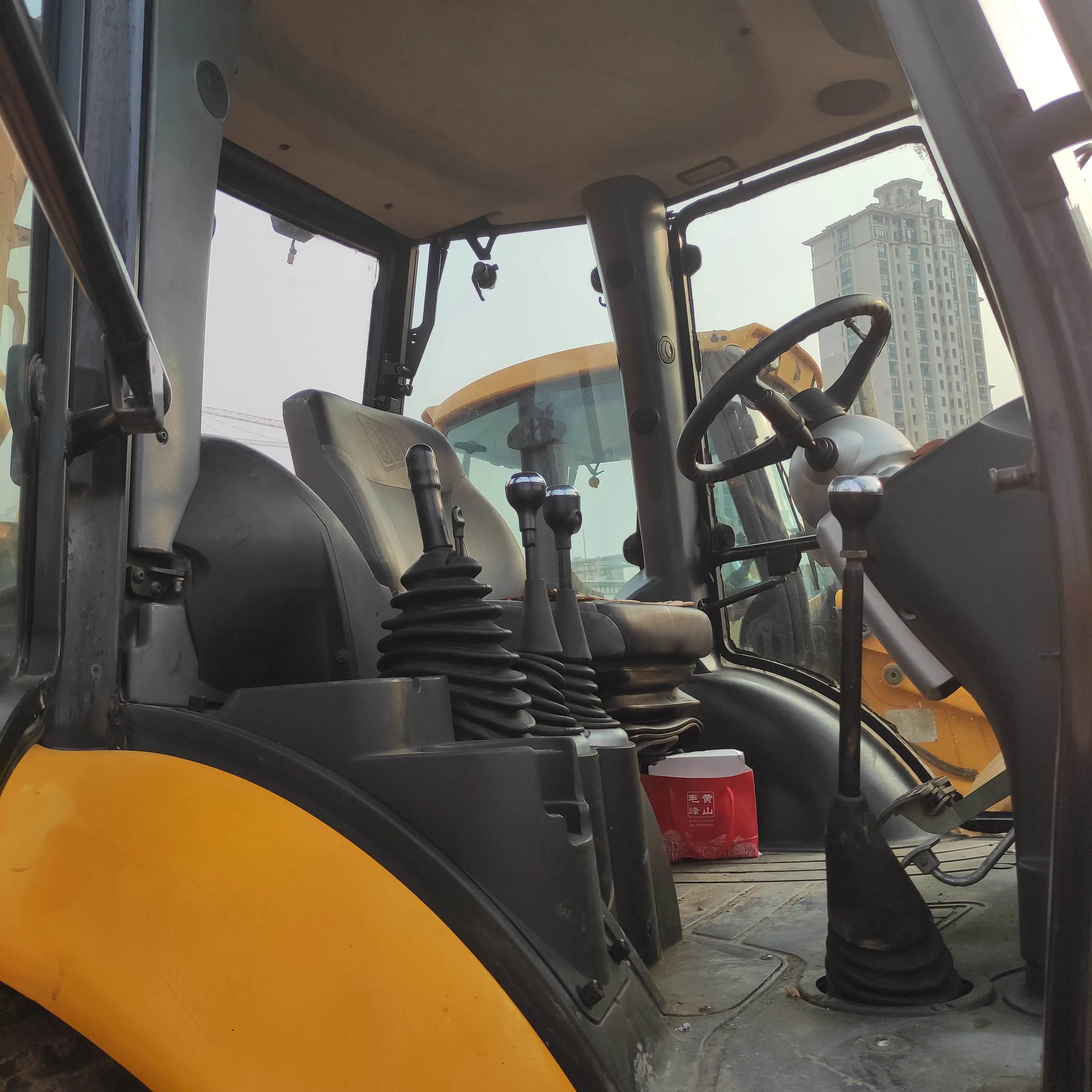 Продажа б/у экскаваторов-погрузчиков JCB 4CX с хорошей производительностью и лучшей ценой в Шанхае Китай