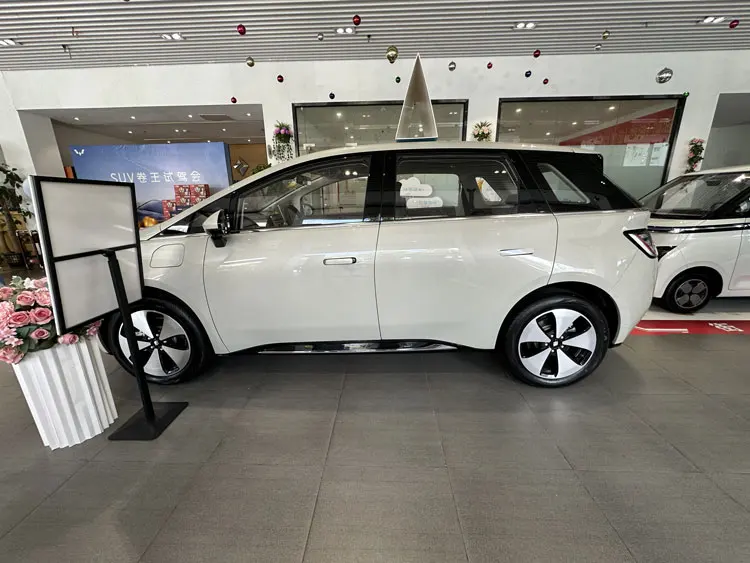 Cheap  Wuling baojun Cloud 360km range 2WD 5 seat hight speed electric car baojun Cloud new energy car