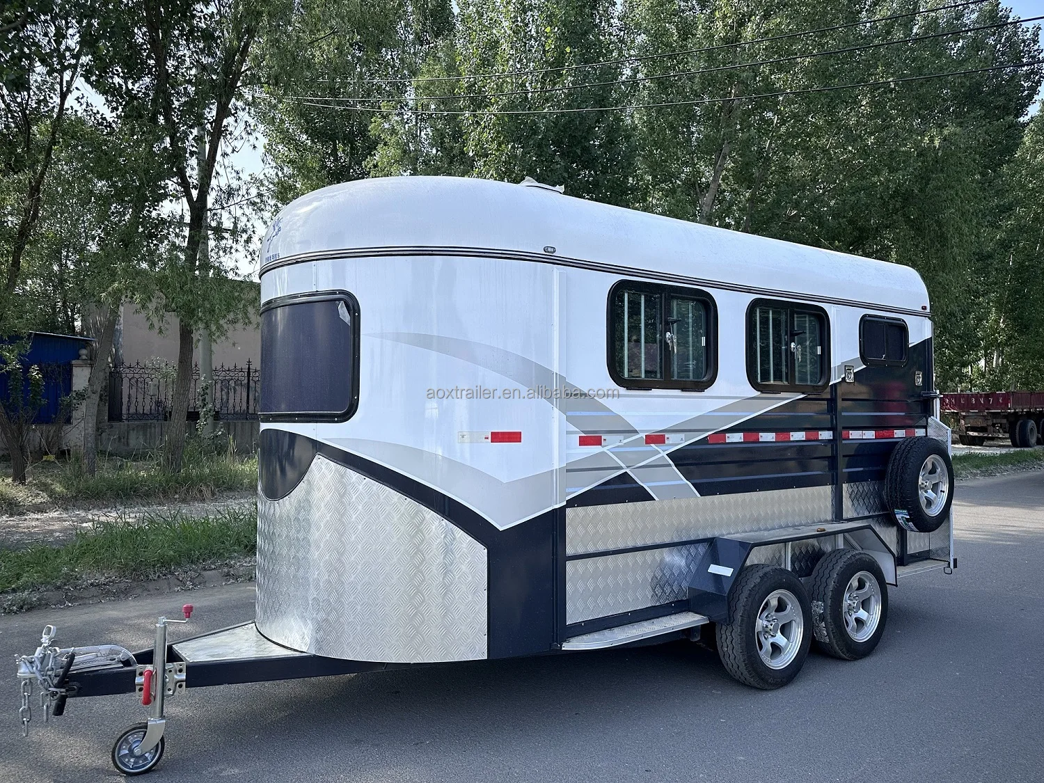 On Sale 3 Horse Floats China With Tack Box Horse Trailer Angle Loading Well-ventilated