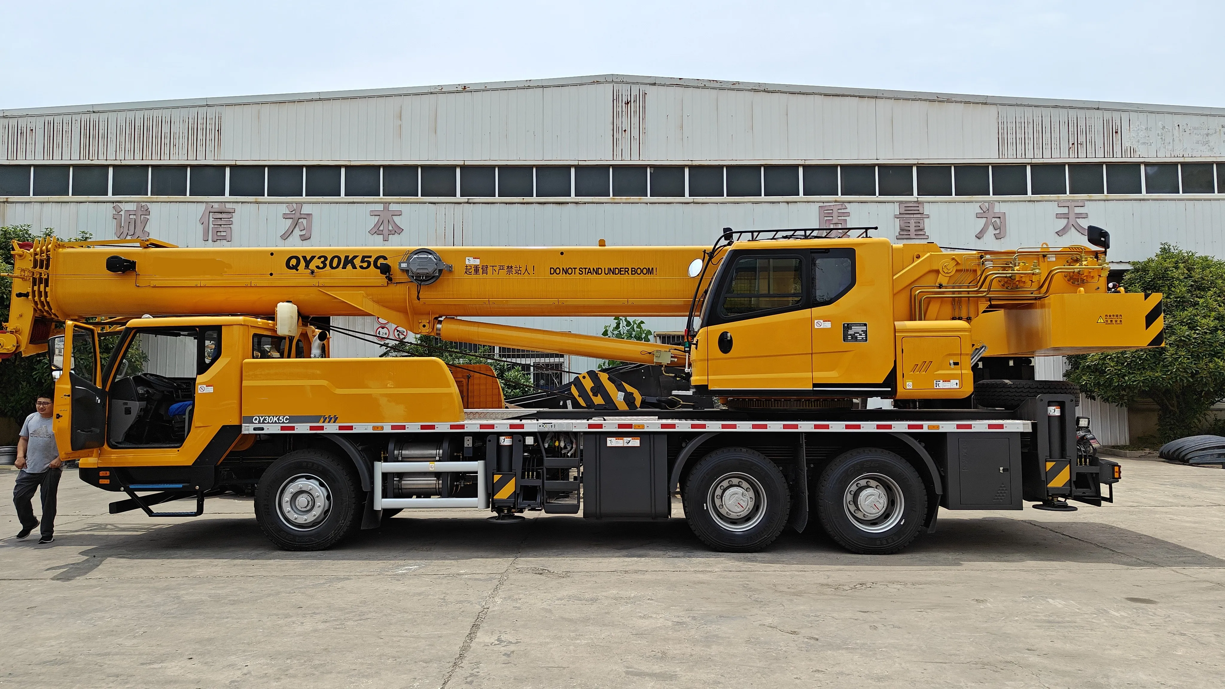 Lifting Machinery 30 Ton Truck Crane QY30K5C Good Price for Sale with High Operating Efficiency