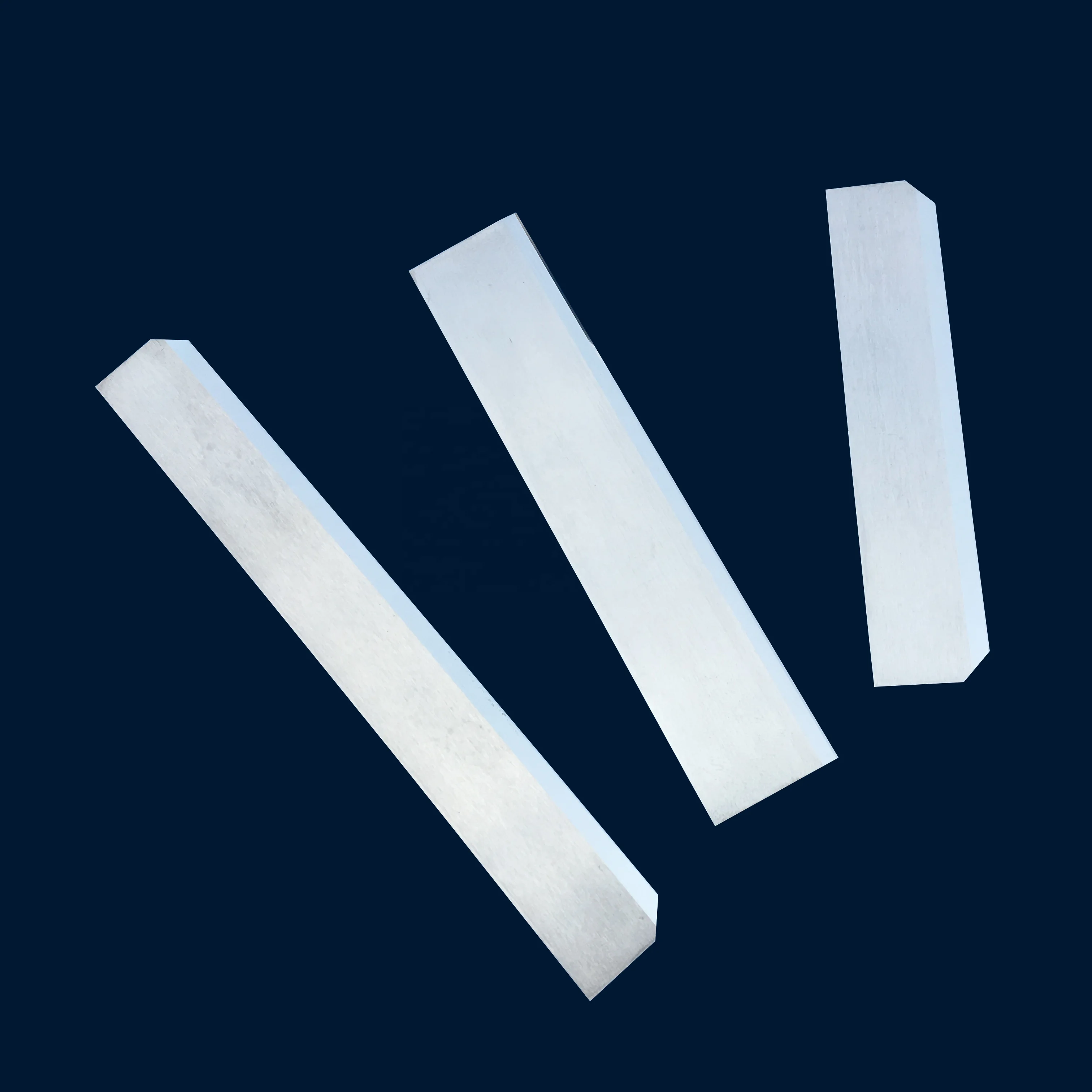 Tungsten carbide cutting blade for staple fiber