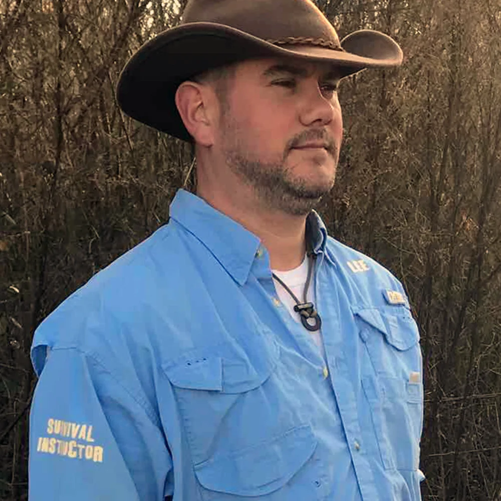 Fire Starter Necklace Survival Paracord Necklace with Flint and Steel Bushcraft Necklace for Camping, Hiking and Backpacking