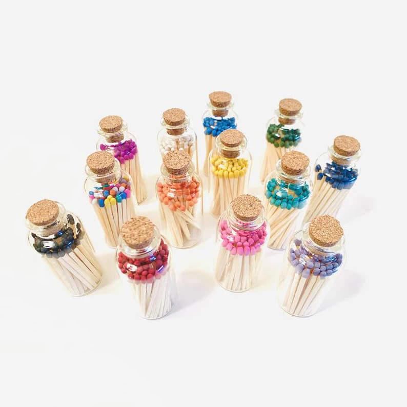 Рождественские подарки сочетаются с бутылкой Striker милые сочетания в баночках