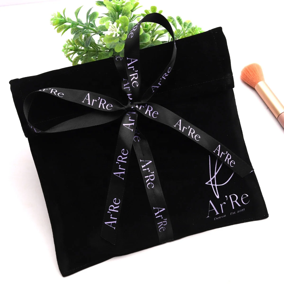 Hot Selling Custom Logo Portable Black Velvet Pouch Reusable Gift Clothes Packaging Envelope Suede Velvet Dust Bag With Ribbon