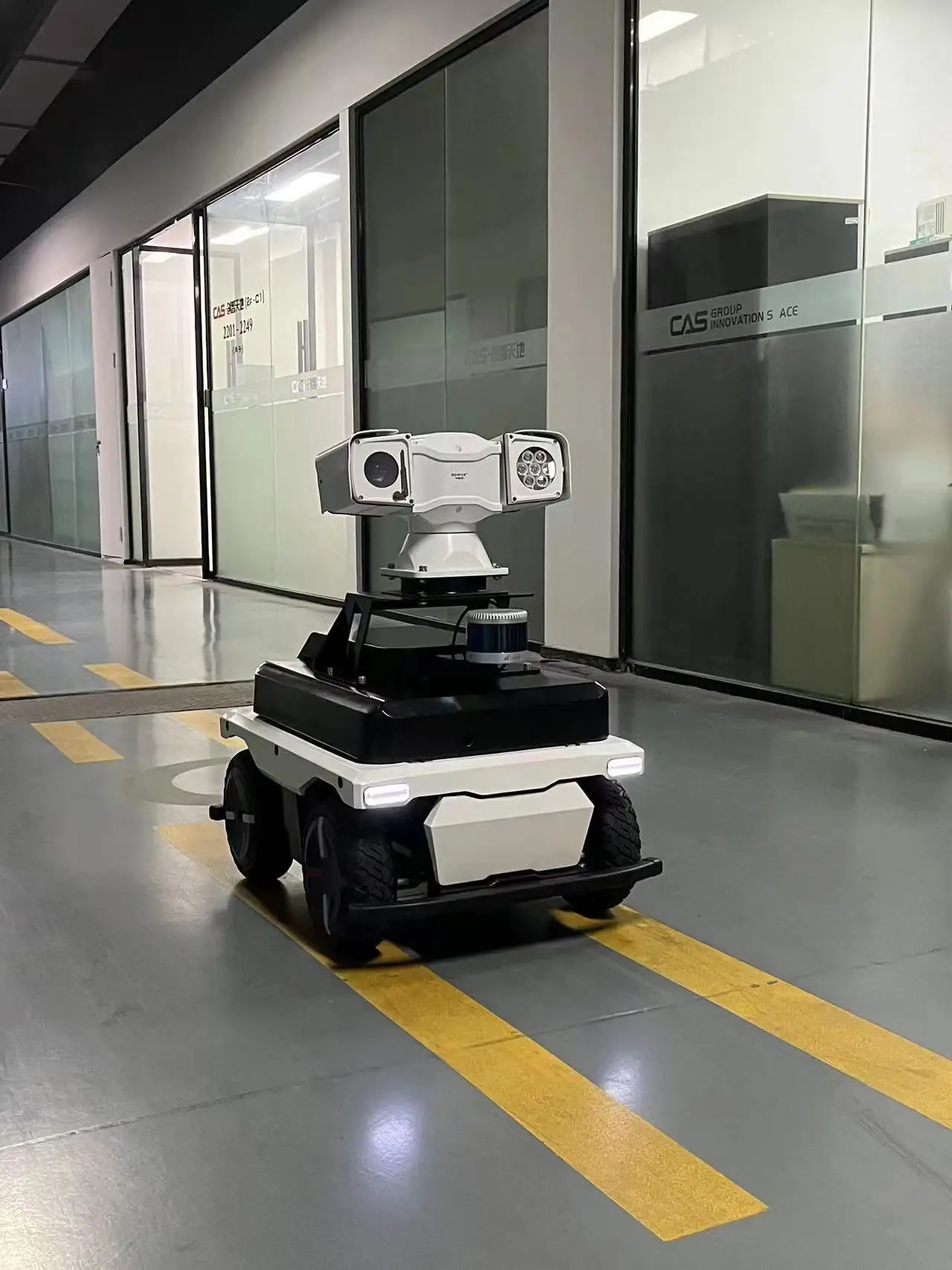 UGV-8 Artificial intelligent factory direct price wheeled platforms security robot with camera remote control