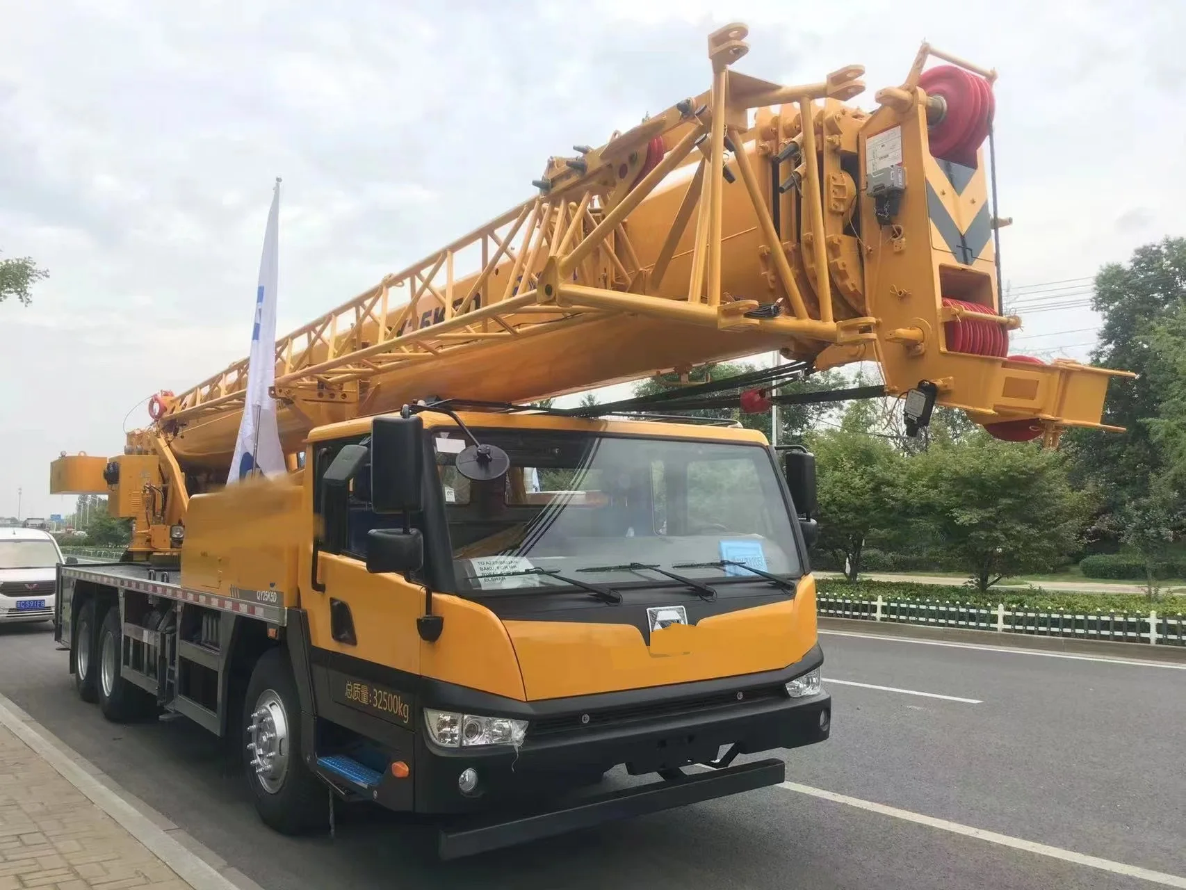 STOCK 25ton Crane QY25K5D 6 Wheels Truck Crane Mobile Cranes with Ourtiggers in Dubai