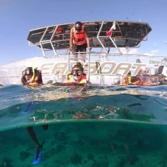 Medium-sized plastic rowing transparent yacht with original imported Yamaha engine of high quality for 8-10 people