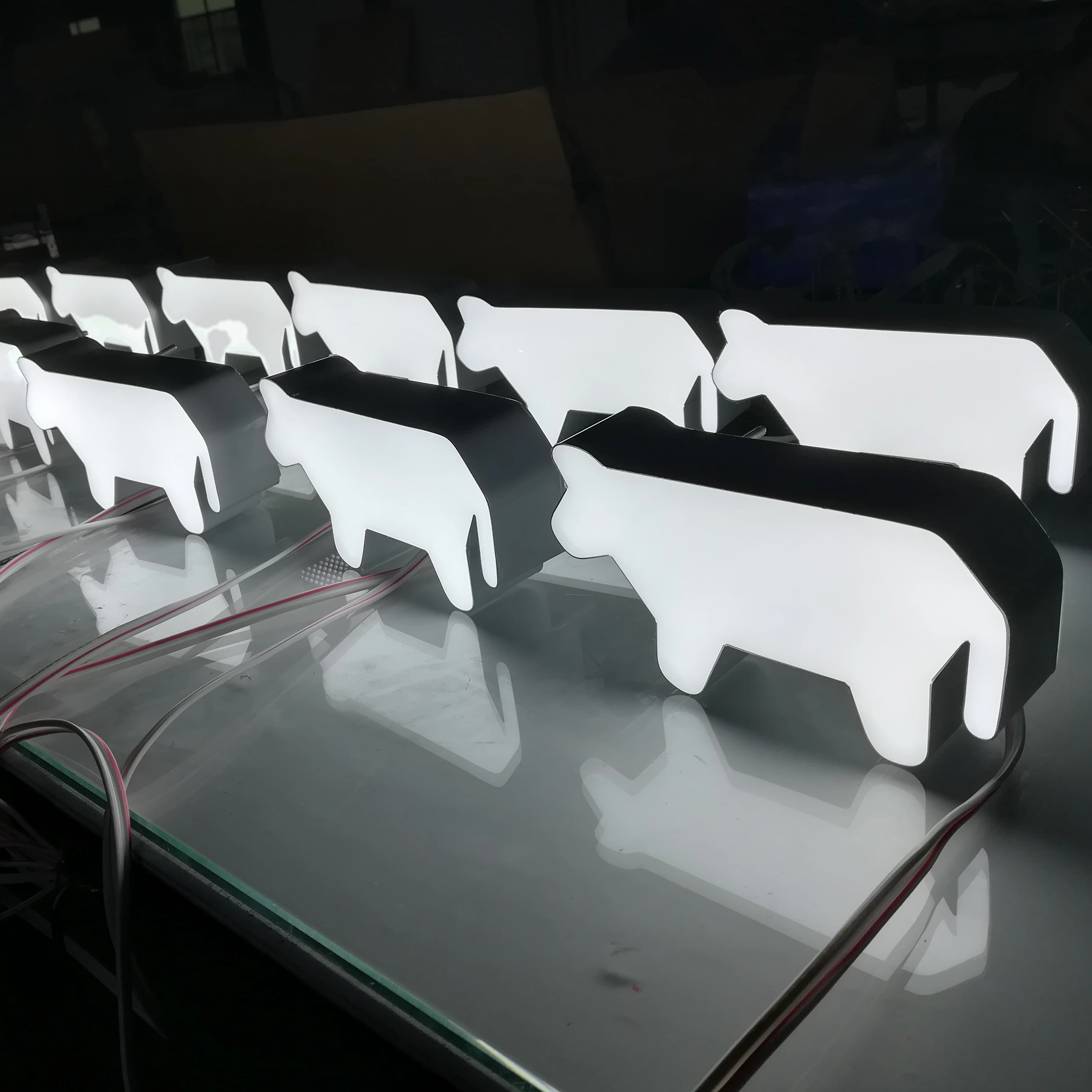 Animal Shape Cow Electronic Signs Super Led Illuminated Acrylic Sign with Customized Graphic Logo Brand
