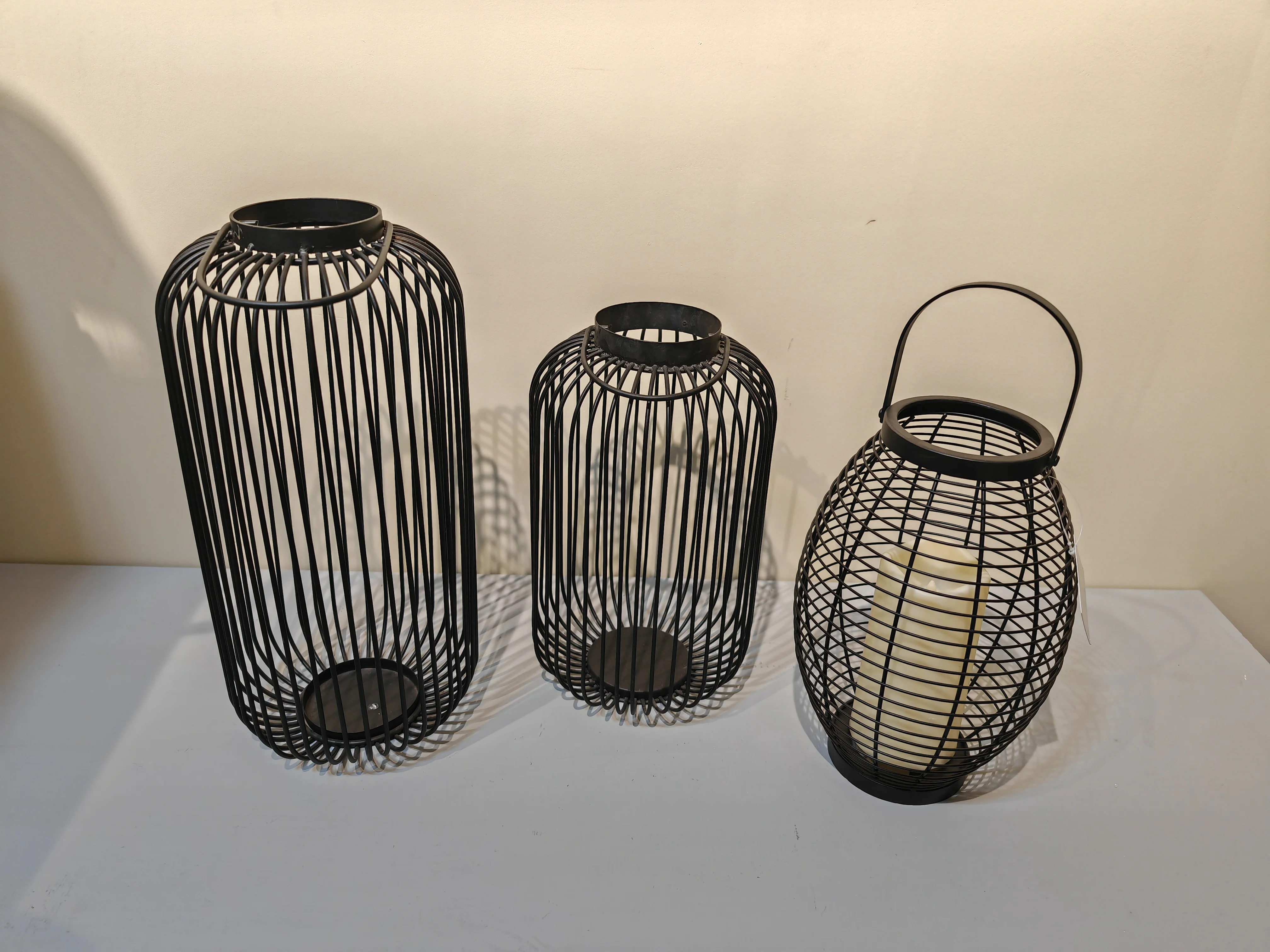 European Style Antique Black Metal Lantern Shabby Chic Garden Hanging Outdoor Courtyard Home Decoration Candle Usage
