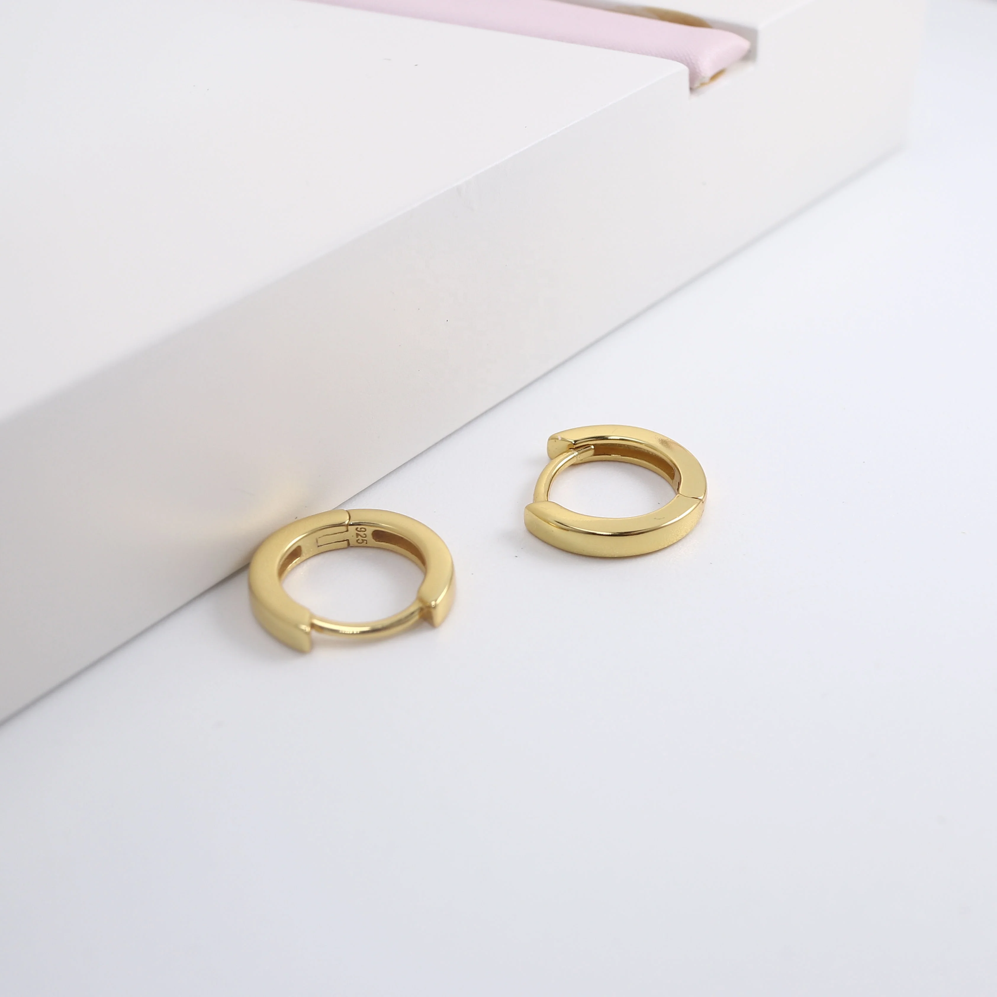 Aiz Jewelry Custom Plain Gold Minimalist 12mm OD 2mm 2.7mm Width  18K Gold Plated Huggie Earrings 925 Silver Wholesale
