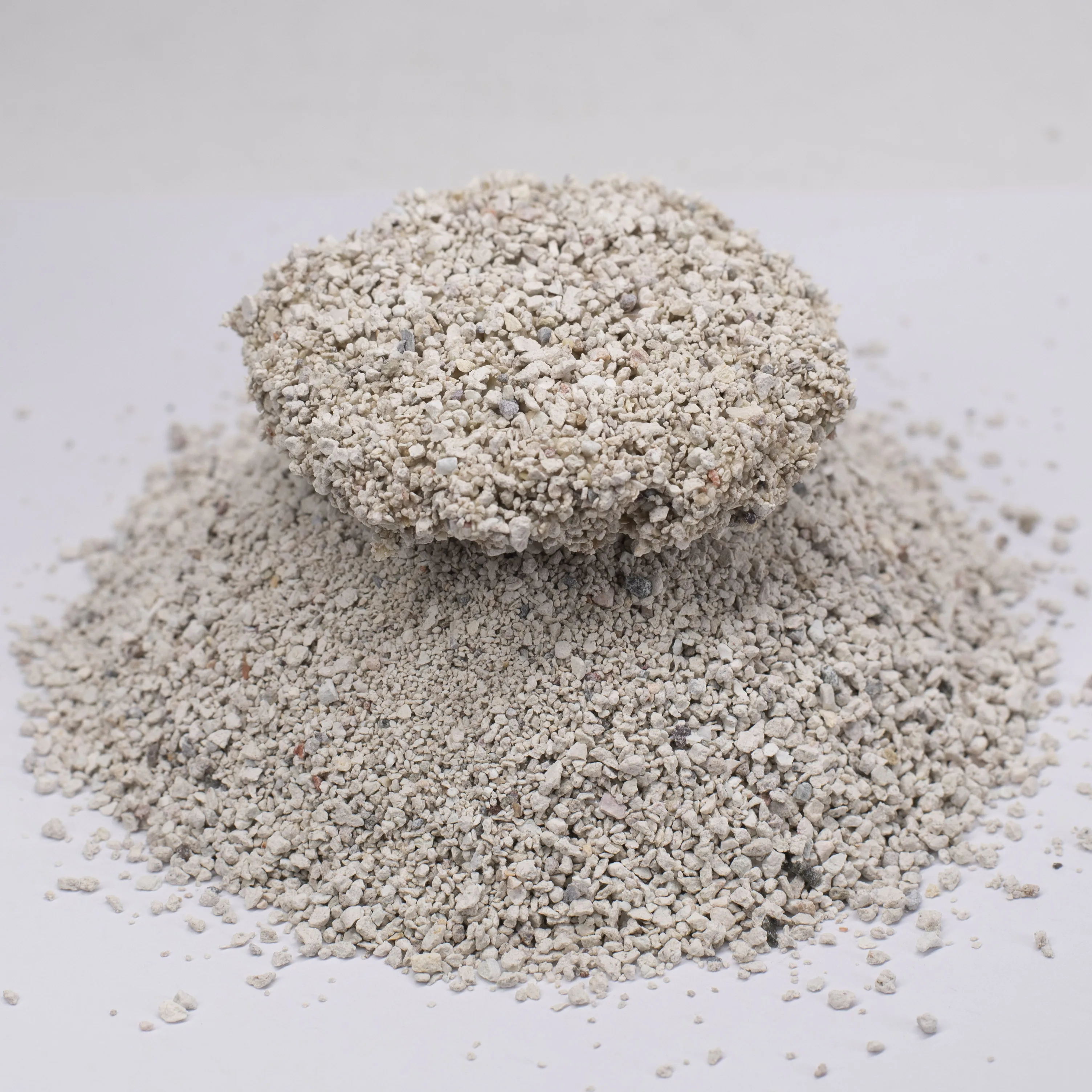 OEM/ODM Manufacturer low dust sand Ultra White sodium bentonite mineral bentonite cat litter