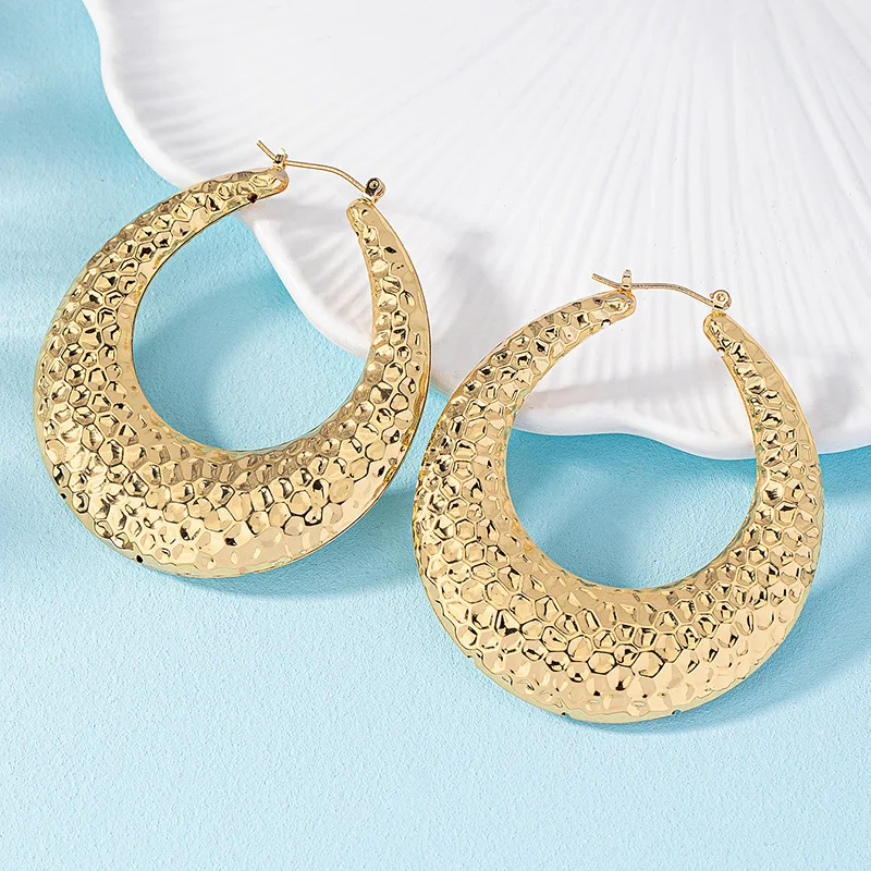 Fashion simple brand gold metal pounding texture circle earrings street photo C-shaped chunky hoop earrings jewelry for women