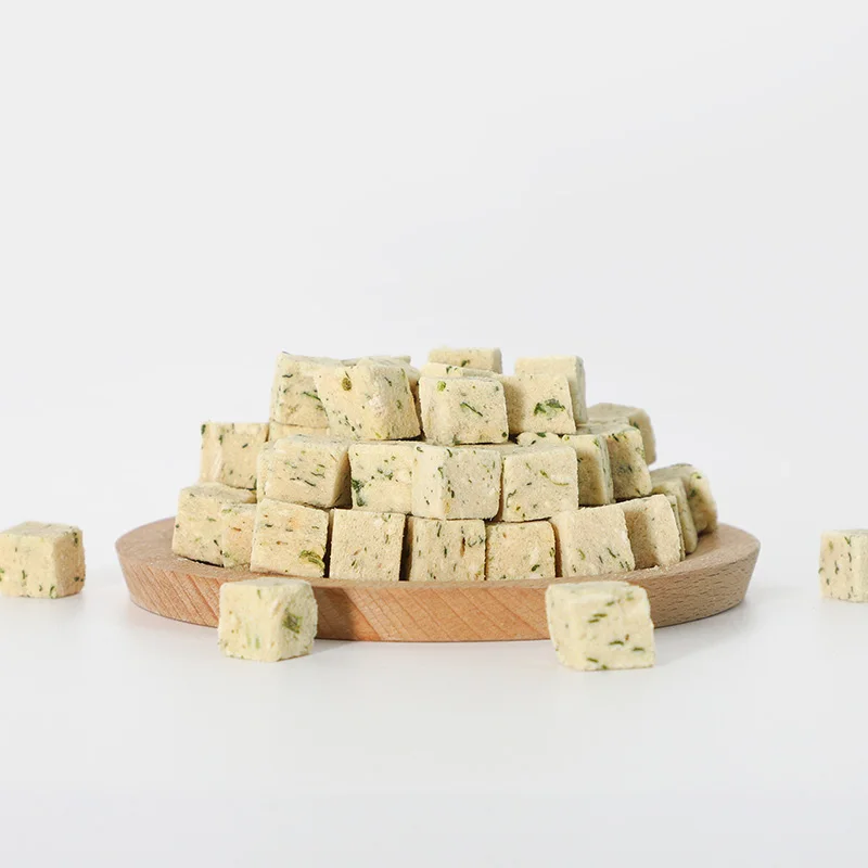 Manufacture Supply Bulk palatability dog cat snack High quality Dry Freeze-Dried Chicken and Spinach Cubes Pet Food OEM