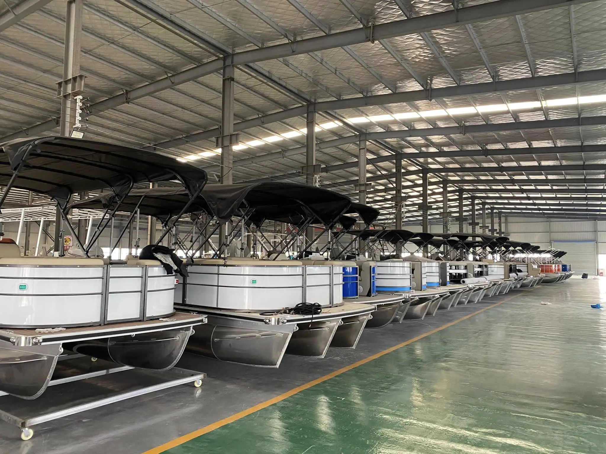 Hottest 22ft-30ft Luxury Sport Racing Pontoon Boat Cruising Aluminum Tritoon Boat for Sale