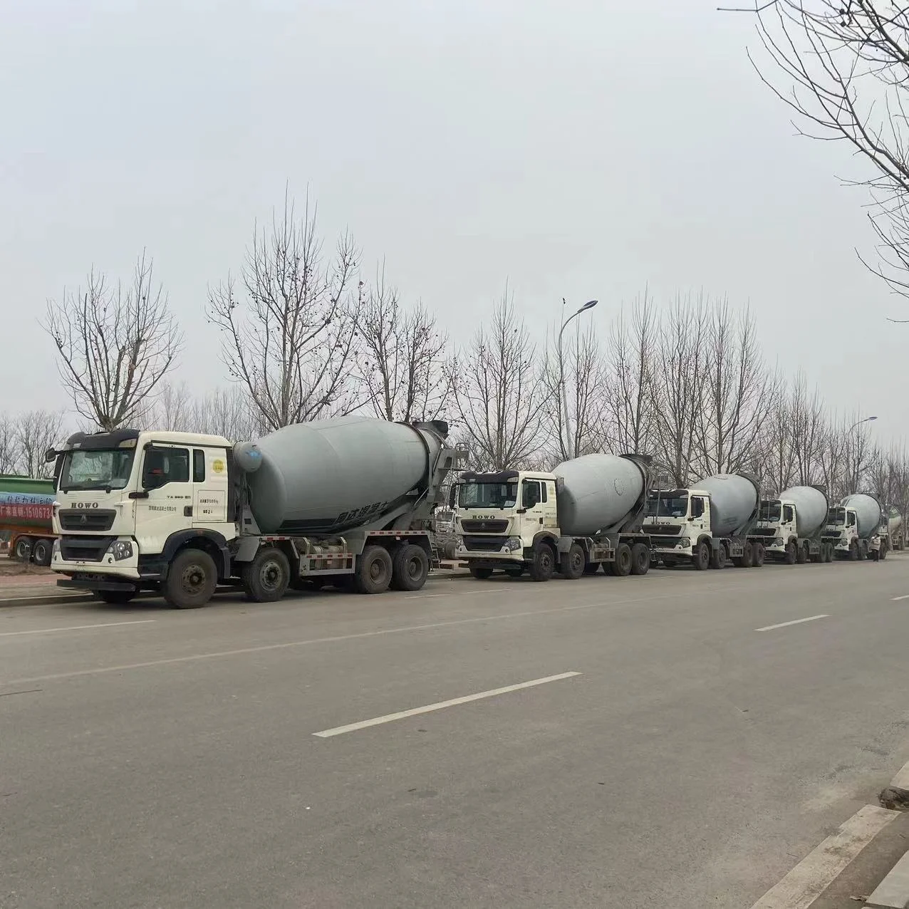 Good quality China HOWO concrete mixer tanker 8x4 mixer machines concrete 350HP heavy truck Bulk Cement Tank
