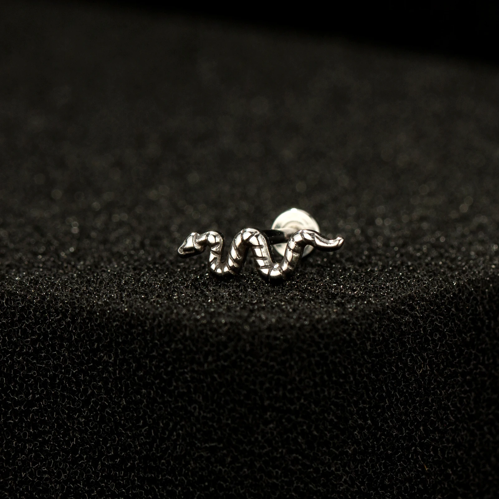 Factory Handmade F136 Titanium Earrings Snake Shape Women Men Body Lips Studs Wholesale Jewelry