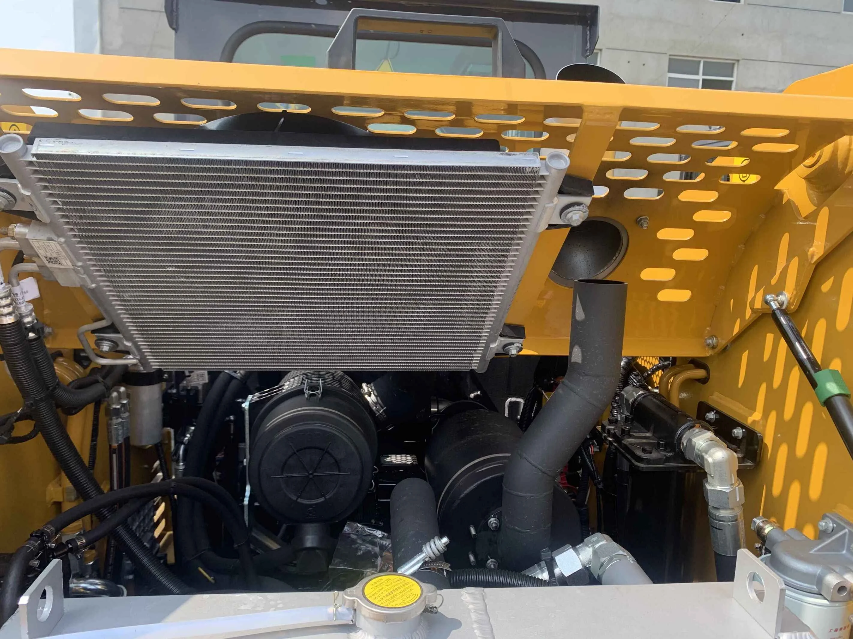 Easy Maintenance Skid Loader XC760K Small Skid Steer Loader with Snow Sweeper for Sale in Russia