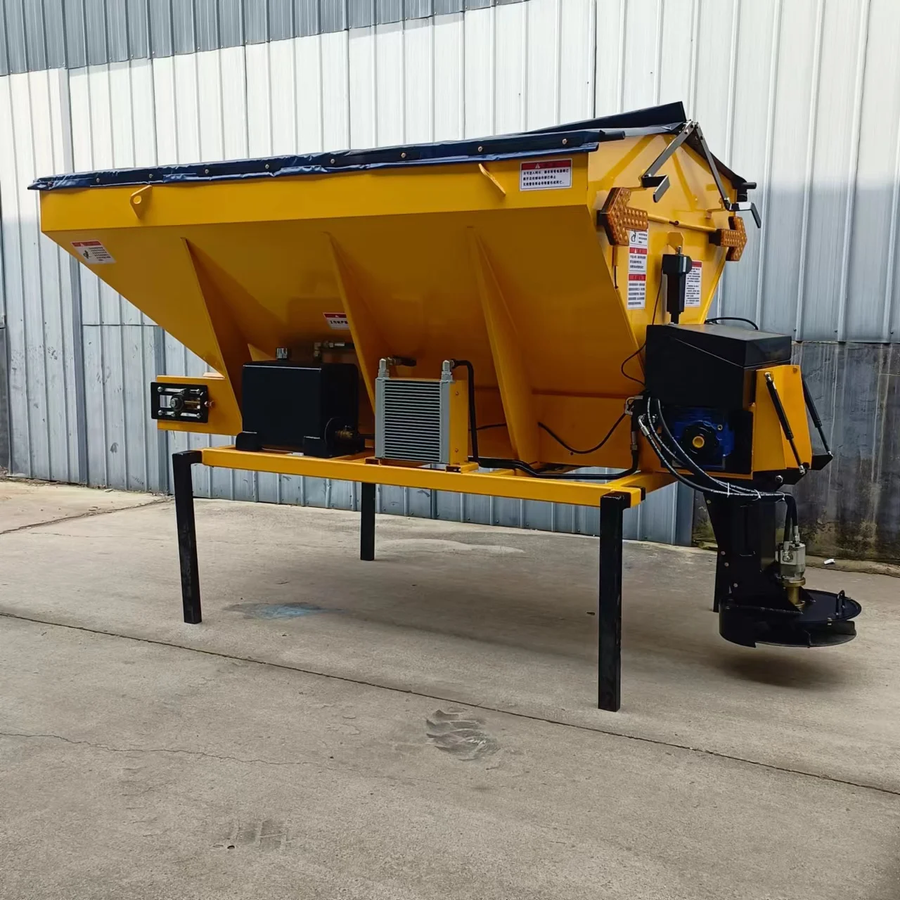Snow melting spreader Salt spreader Road snow melting machine
