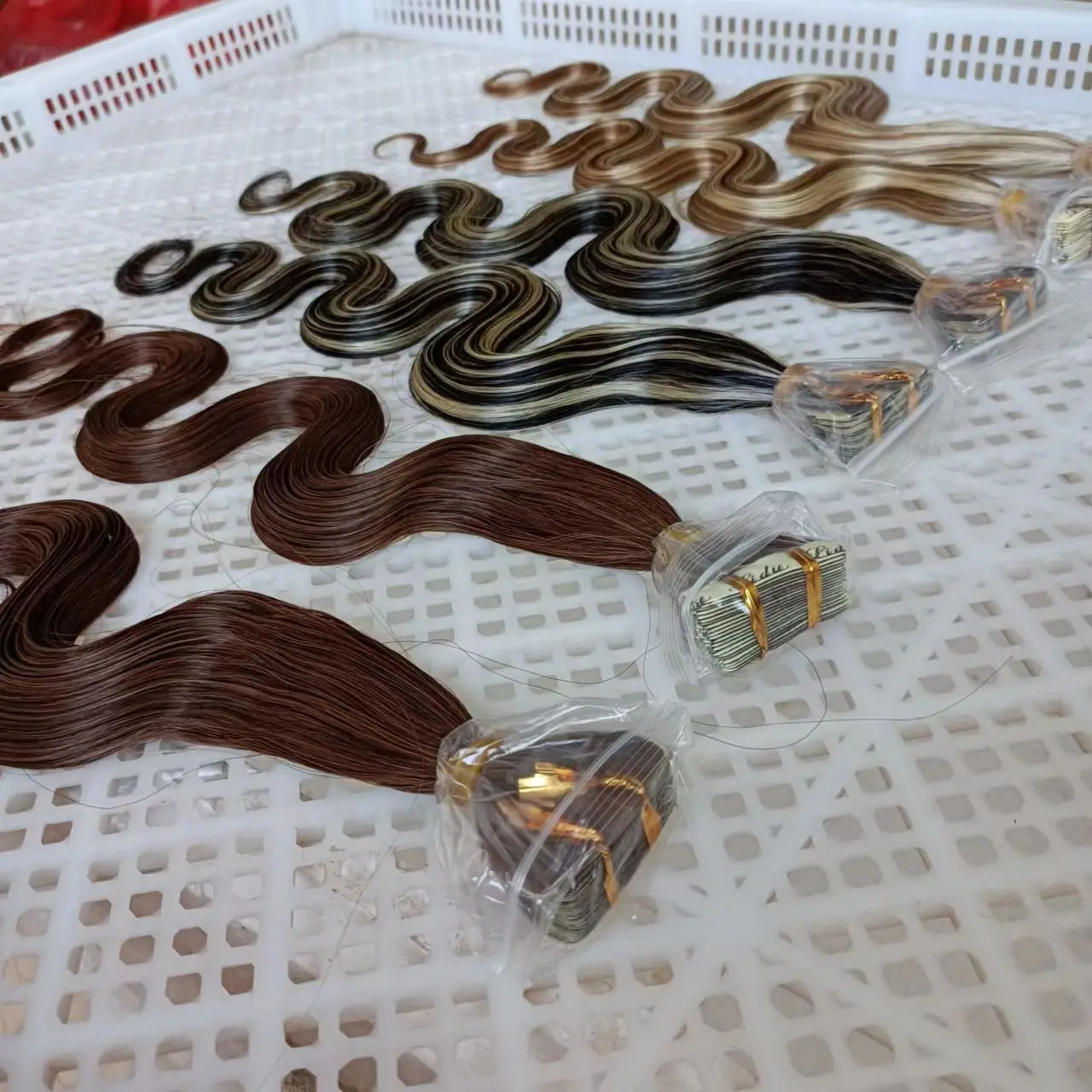 Raw Hair Wholesale Russian Virgin Human Hair 613 Blonde Thick End 3A 4B Curly Tape In Hair Extension 20 Piece