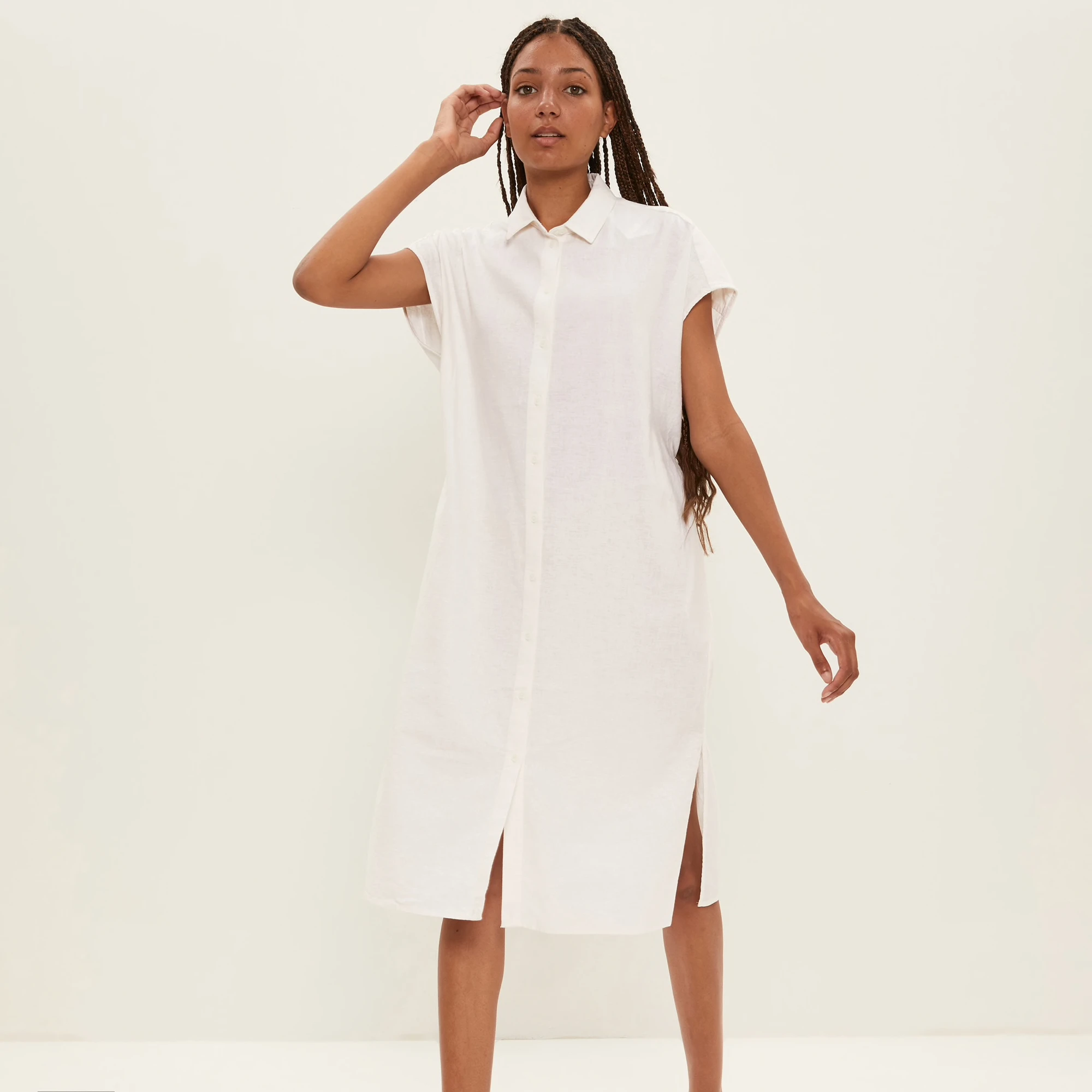 
Женское платье-рубашка на пуговицах с коротким рукавом и карманами 