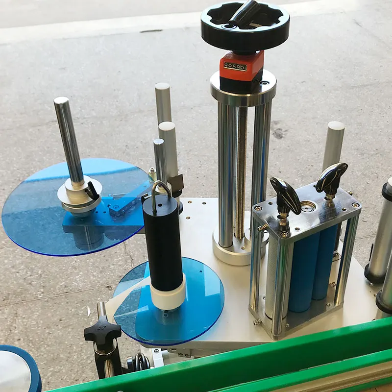Automatic Small Round Bottle Positioning Wet Glue Sticker Labeling Machine