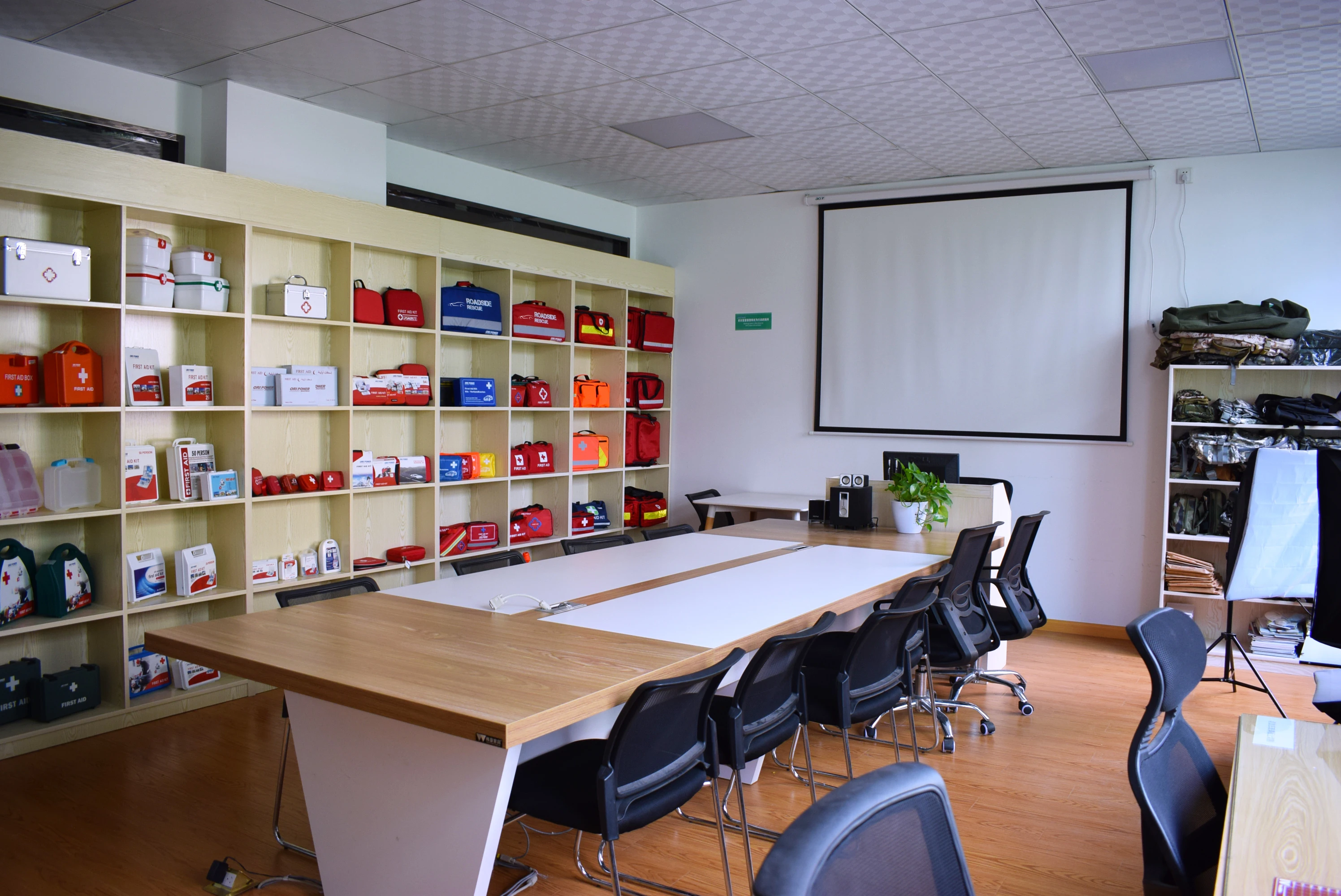 Ori-Power Mini First Aid Kit Water-Resistant Hard Shell Small Case - Perfect for Travel, Outdoor, Home, Office, Camp