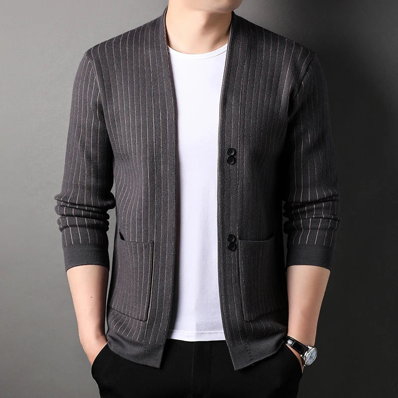 Мужской свитер с длинным рукавом приталенный в полоску на пуговицах спереди