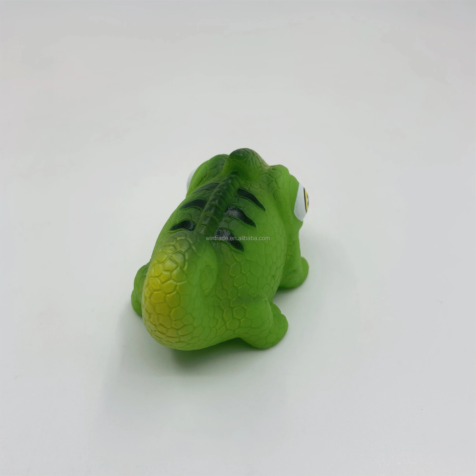  Floating cartoon water sensing toy light up bath lizard for