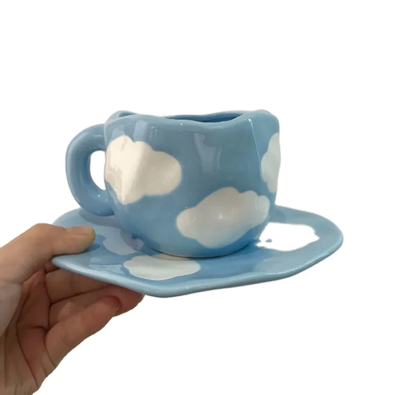 Комплект розовых керамических кофейных чашек и блюдца