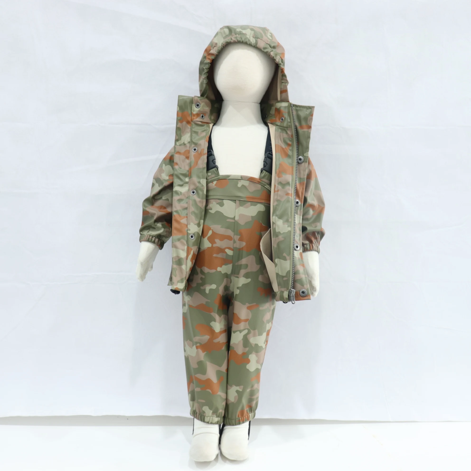
OEM manufacturer waterproof breathable pu polyester digital camouflage customized rain suit rain wear hooded 