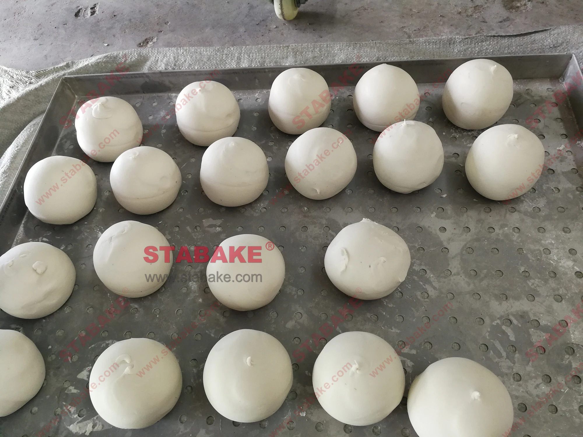 Хлебобулочных используется автоматическая машина для деления и округления теста балетное